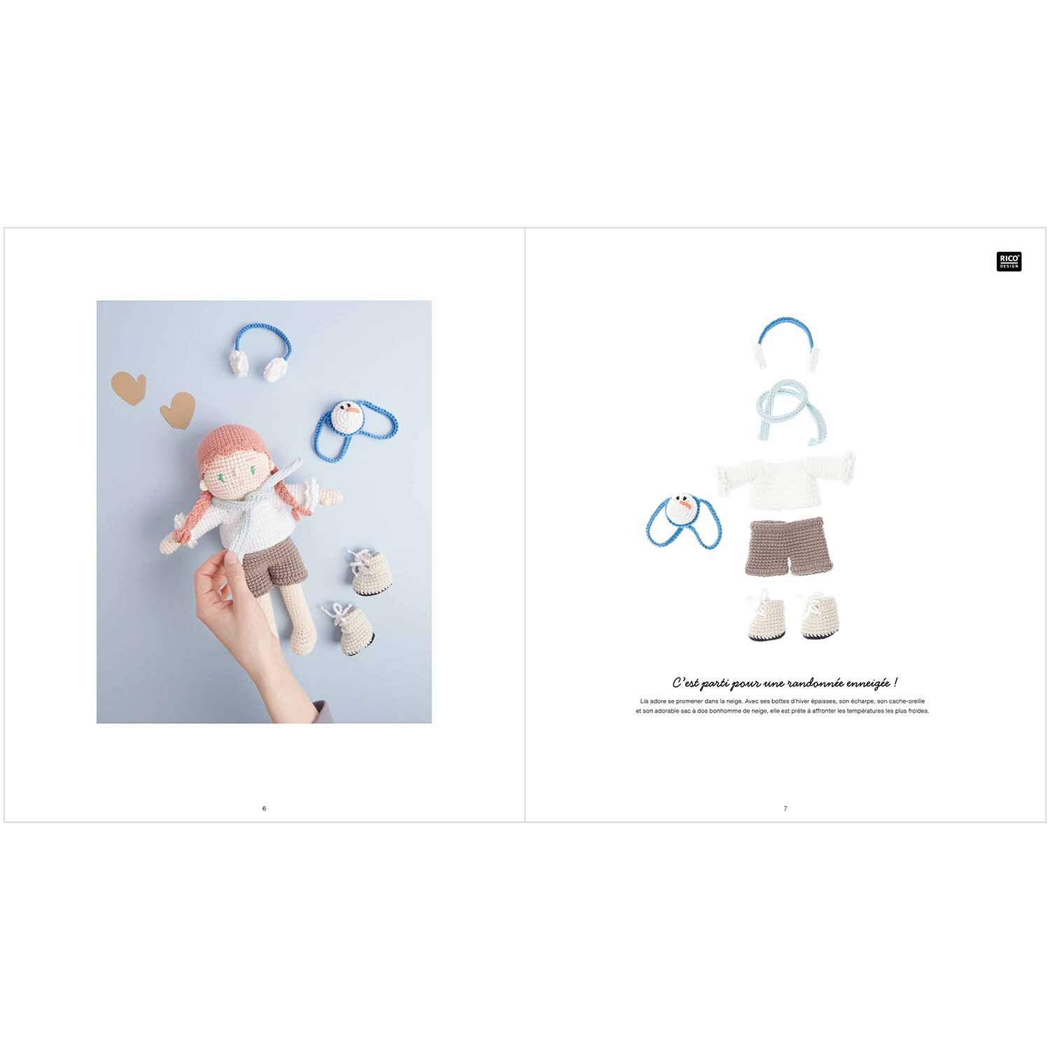 Ricorumi Dollies französisch: Hand hält Puppe mit rosa Haaren, umgeben von Accessoires auf blauem Hintergrund.