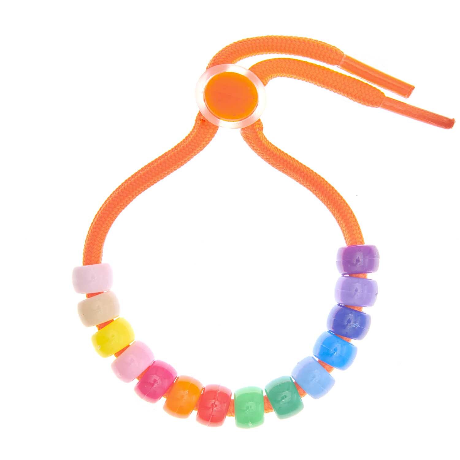 Itoshii - Ponii Beads in leuchtenden Farben auf einem orangefarbenen Armband von Rico Design.