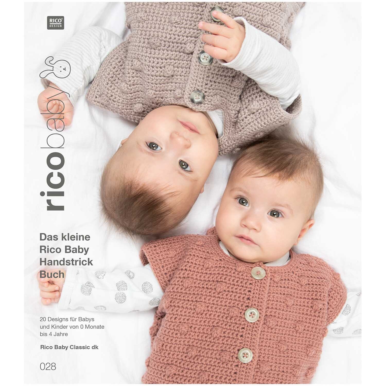 Rico Baby Heft Nr.28 zeigt zwei Babys in gestrickten Outfits auf weißem Hintergrund, ideal für Handstrickideen.