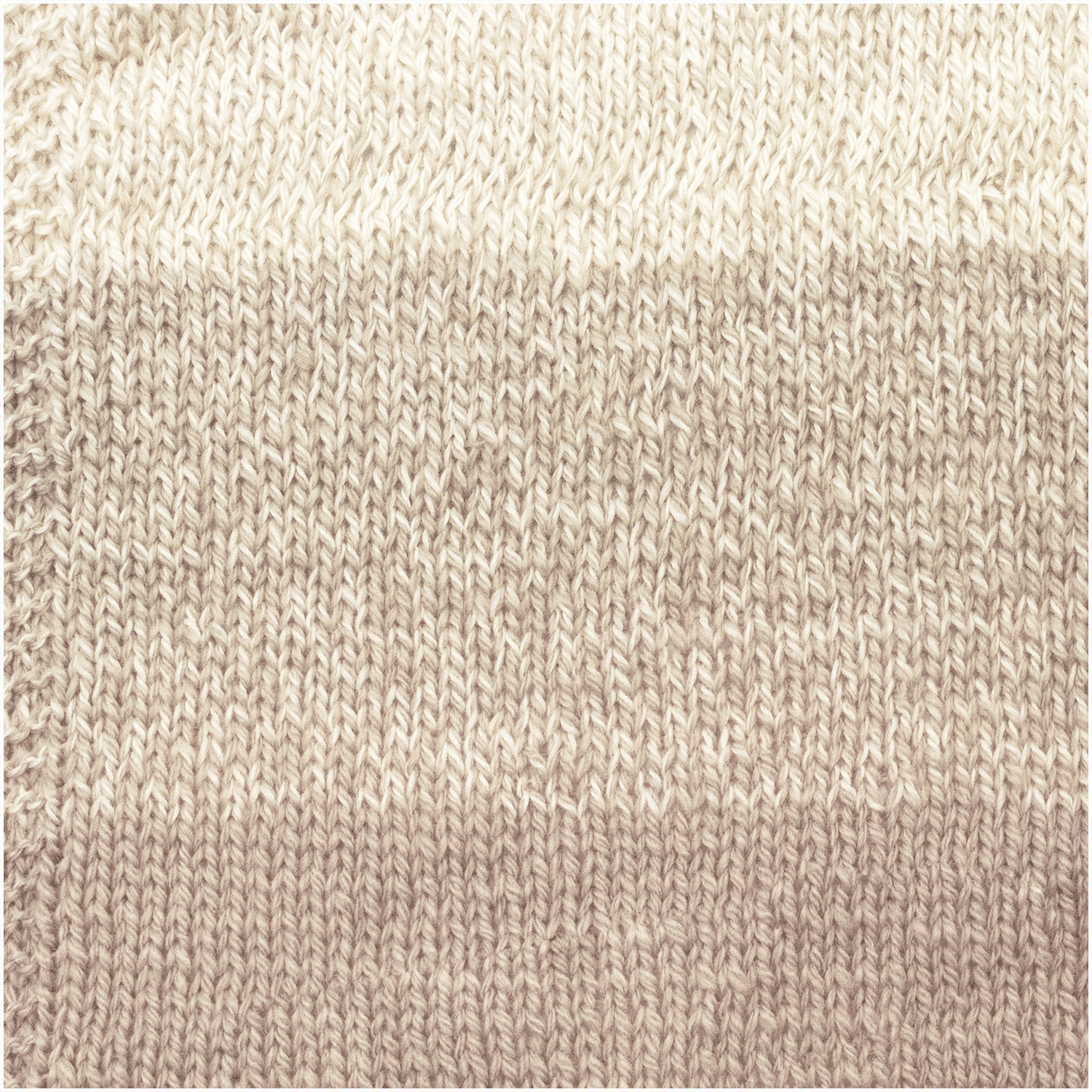 Mega Color: Strickmuster in Creme Mix von Rico Design, 100g 250m, zeigt weiche Farbverläufe.