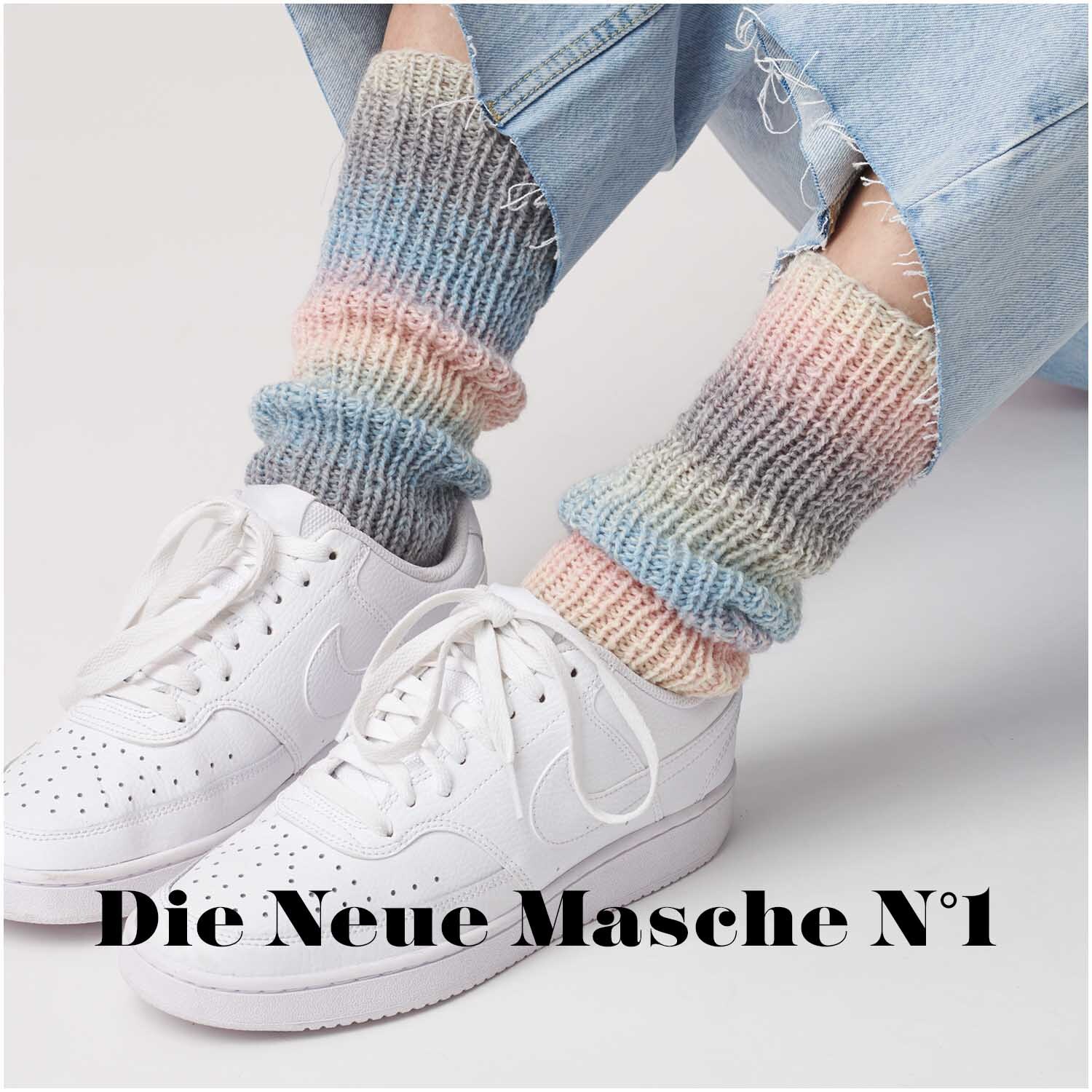 Strumpfwolle Color Fashion: Pastellfarbene Socken aus Wolle Rödel, kombiniert mit weißen Sneakers und Jeans.