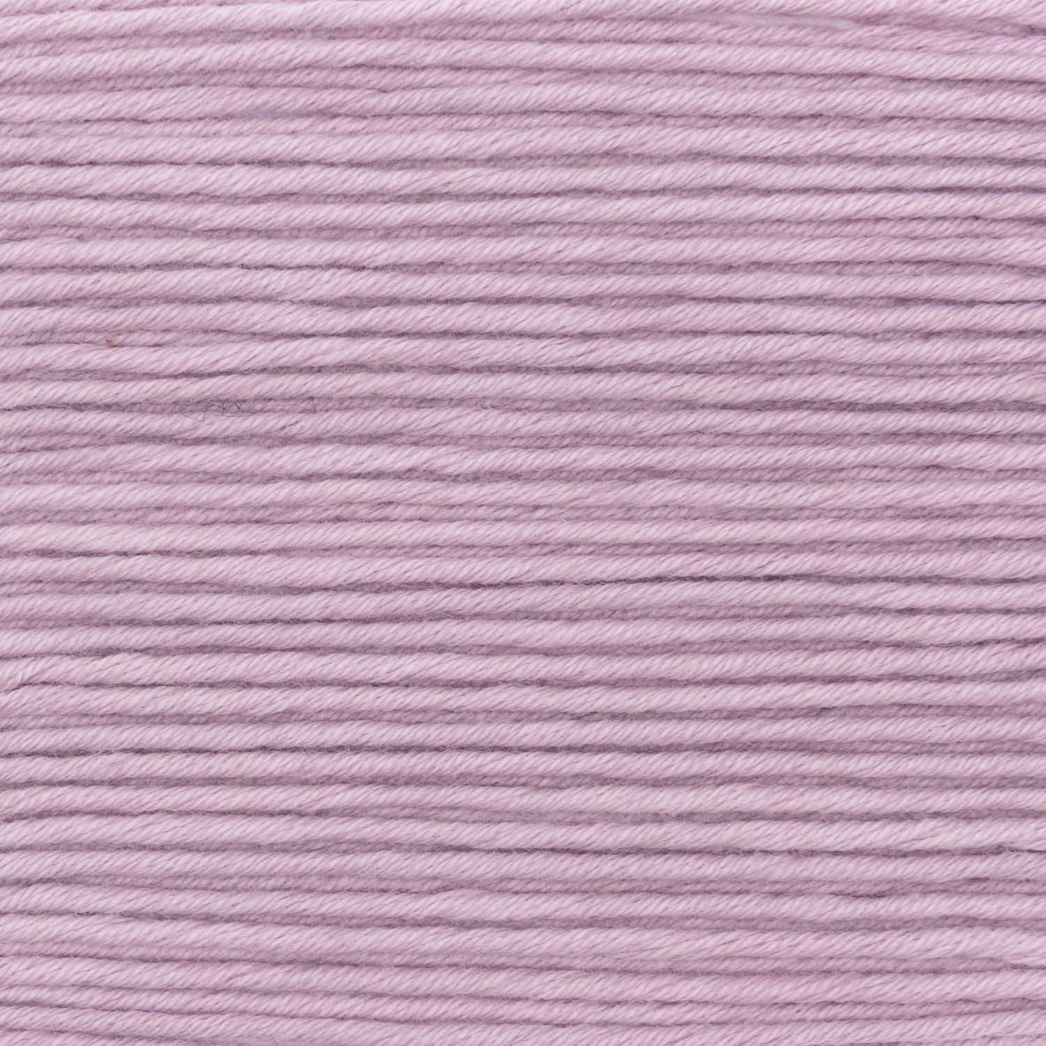 Essentials Organic Cotton aran in Flieder von Rico Design, 50g, 90m. Ideal für nachhaltige Strickprojekte.