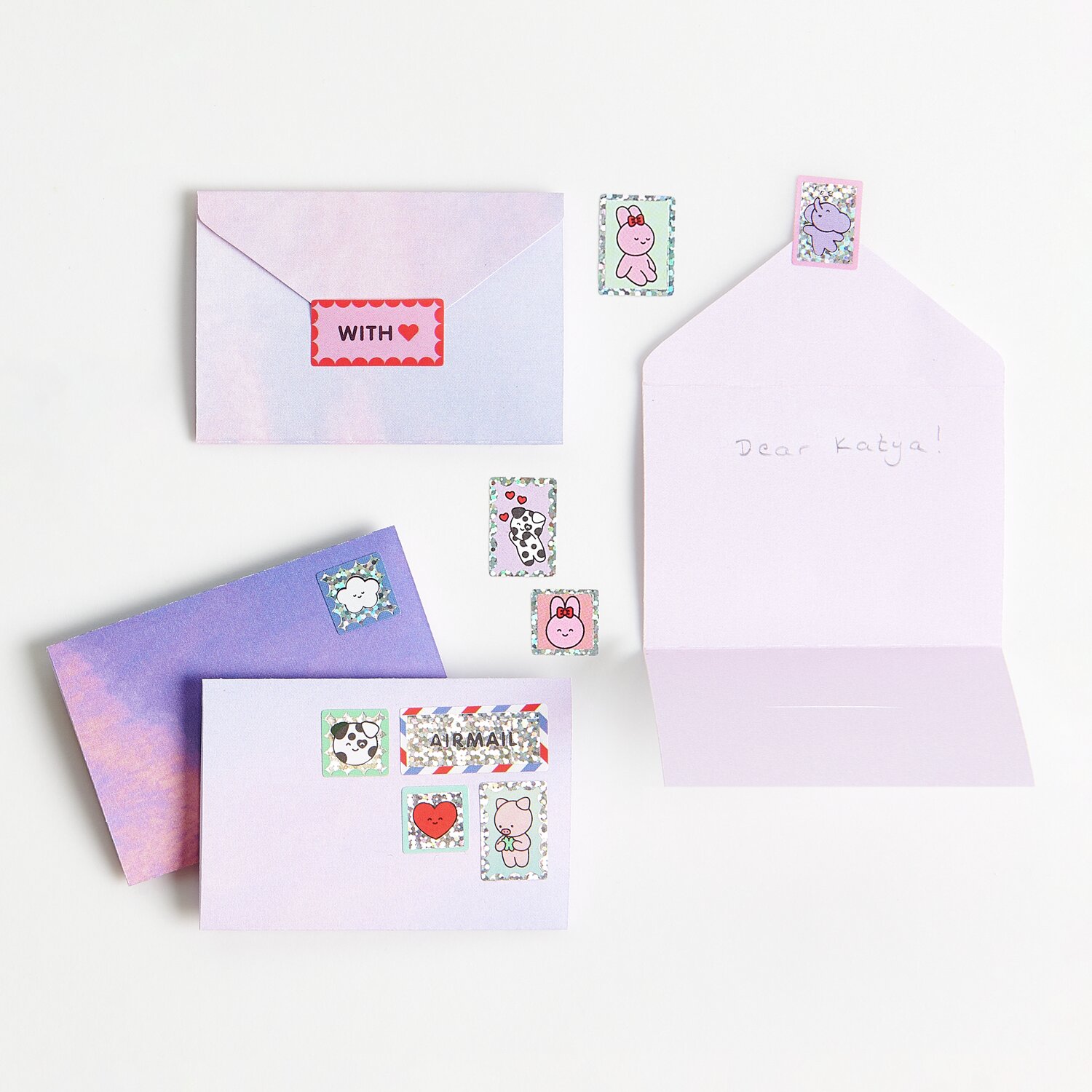 Paper Poetry Mini-Sticker Chingu Briefmarken, 80 Stück, auf pastellfarbenen Umschlägen arrangiert.