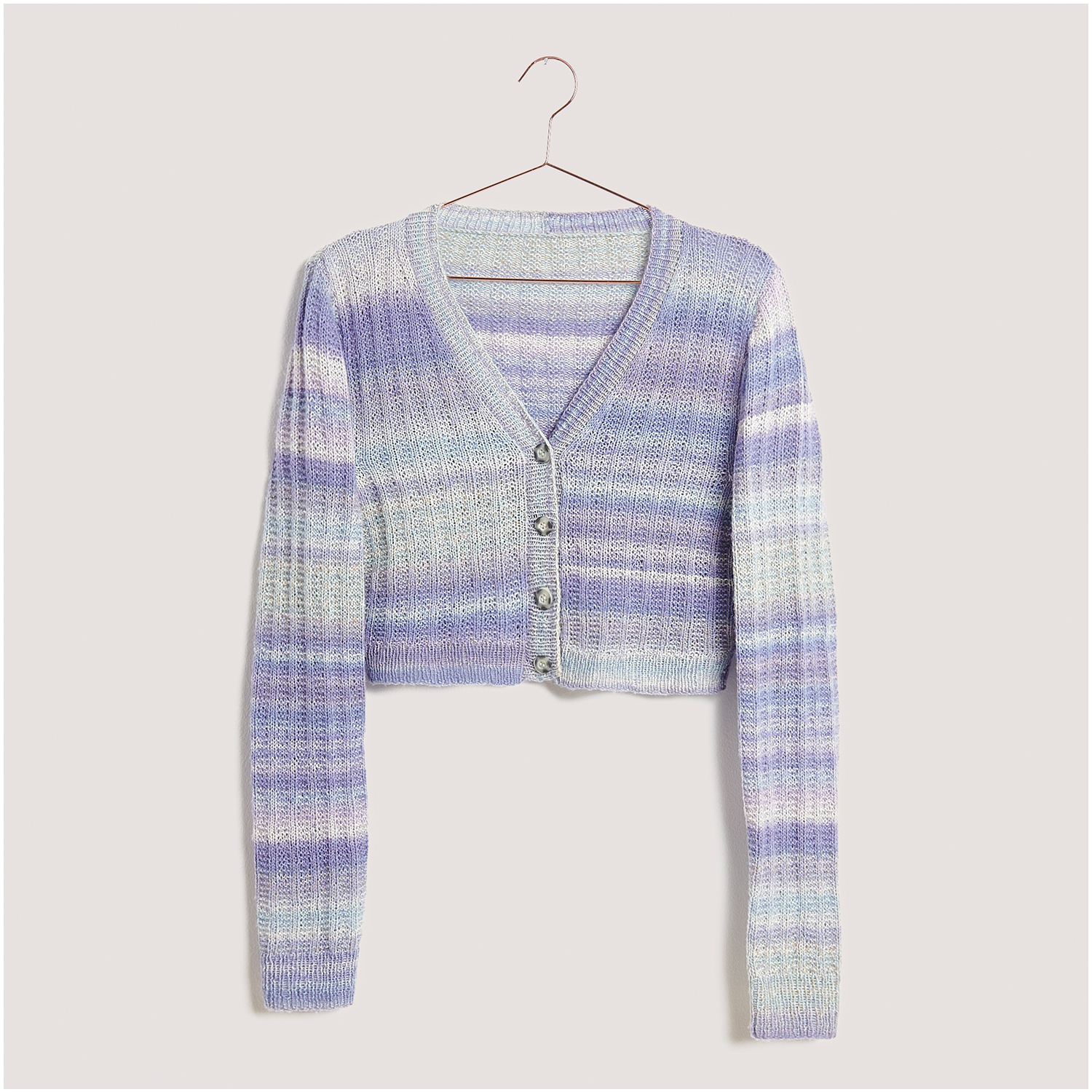 Strickset Jacke Modell 28 aus Lovewool Nr. 18 in sanften Pastelltönen mit V-Ausschnitt und Knopfleiste, hängend an einem Kleiderbügel.