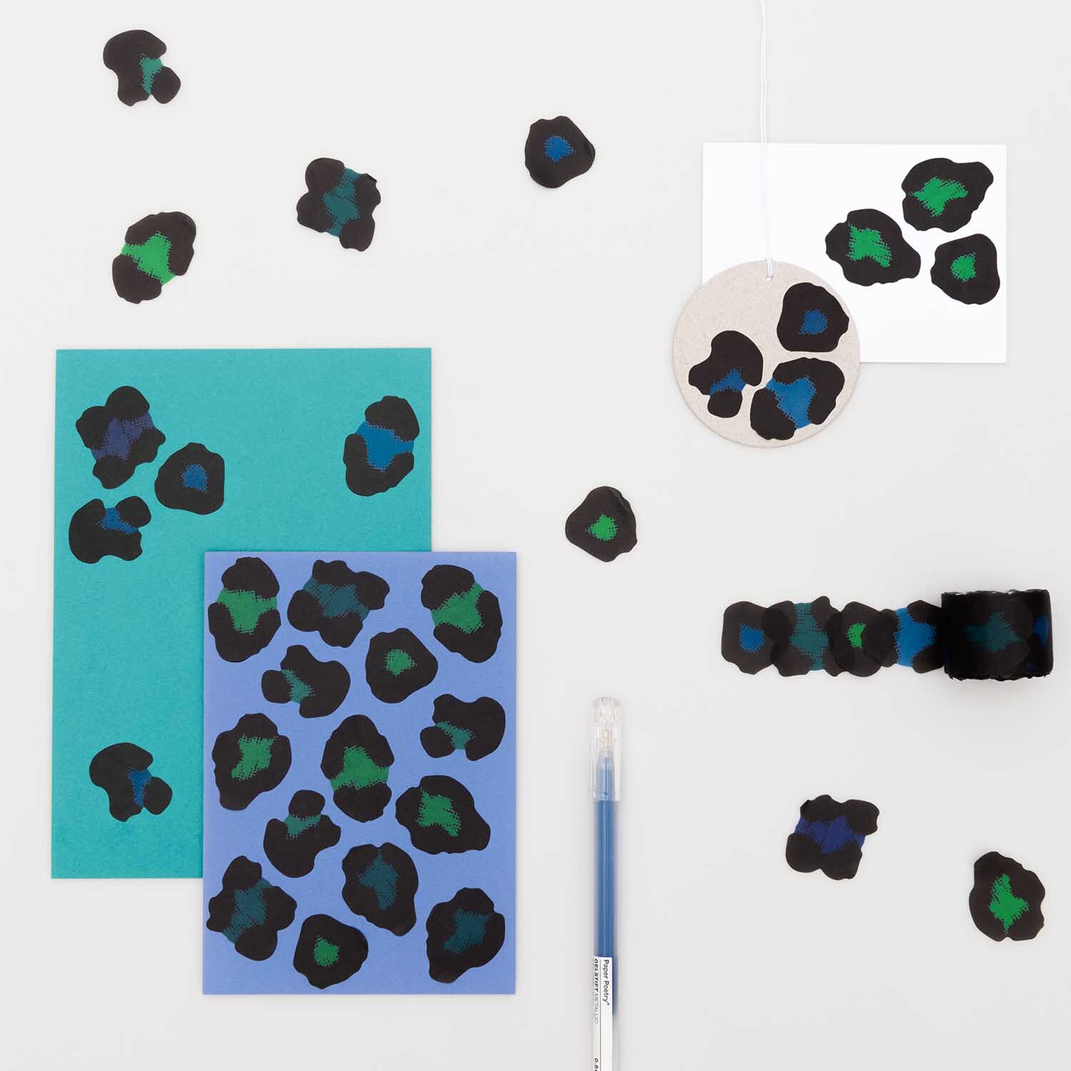 Washi Sticker Acid Leo grün-blau 200 Stück von Rico Design auf Karten und Papier verteilt.