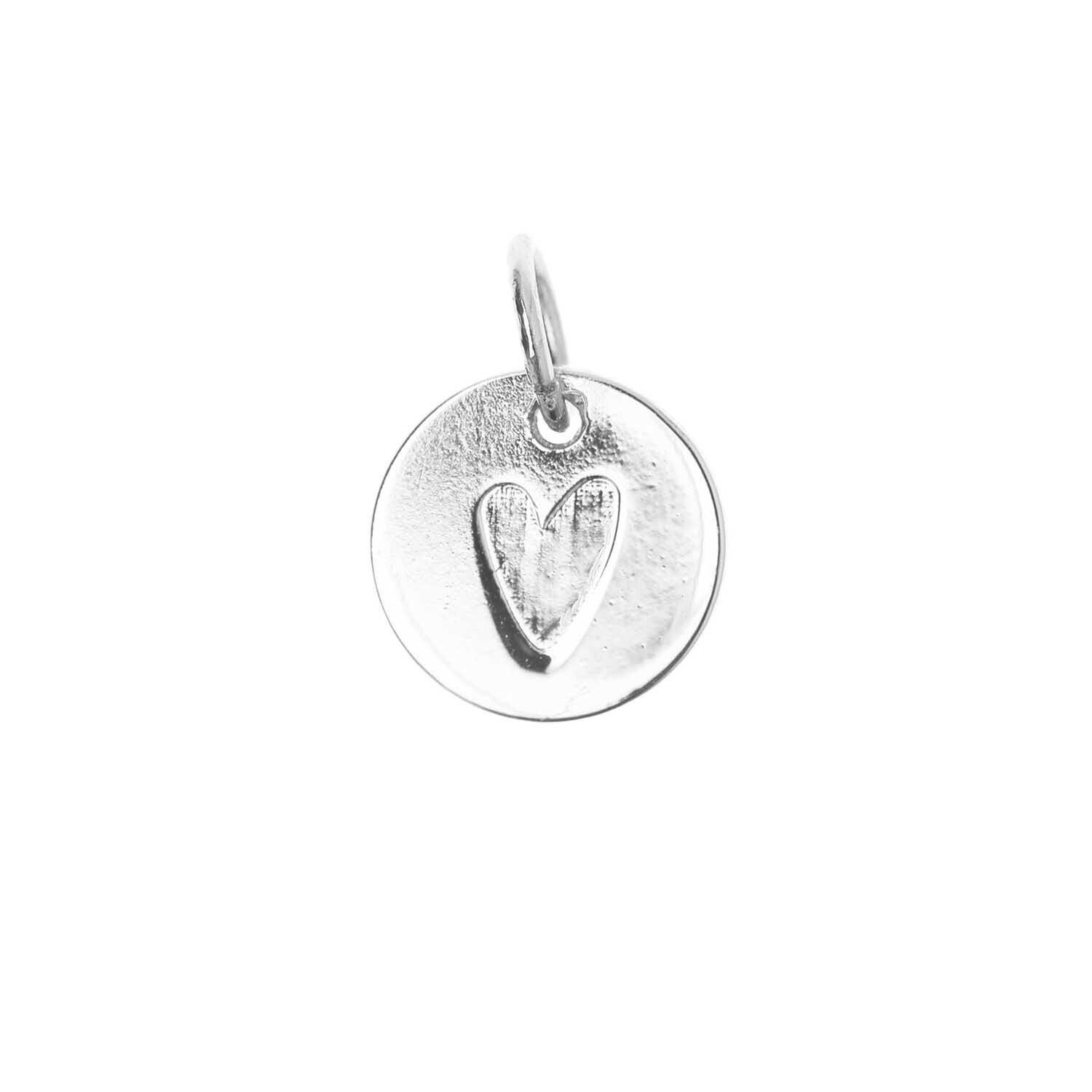 Mix it Up - Jewellery Mini Scheibe Herz silber Ø9mm von Rico Design. Silberne Herzscheibe mit feinem Design auf schwarzem Hintergrund.