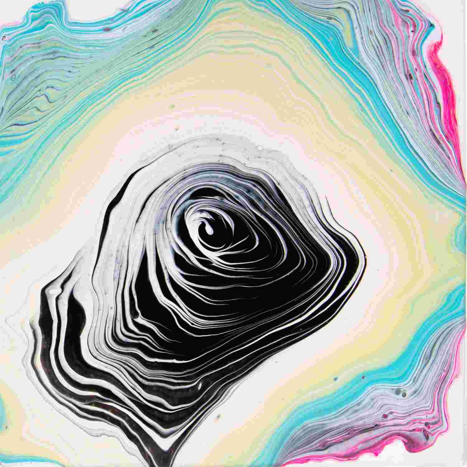Bild mit Acrylfarbe gegossen, schwarze Mitte mit Kreisen in weiß, gelb, blau und pink drum herum. 