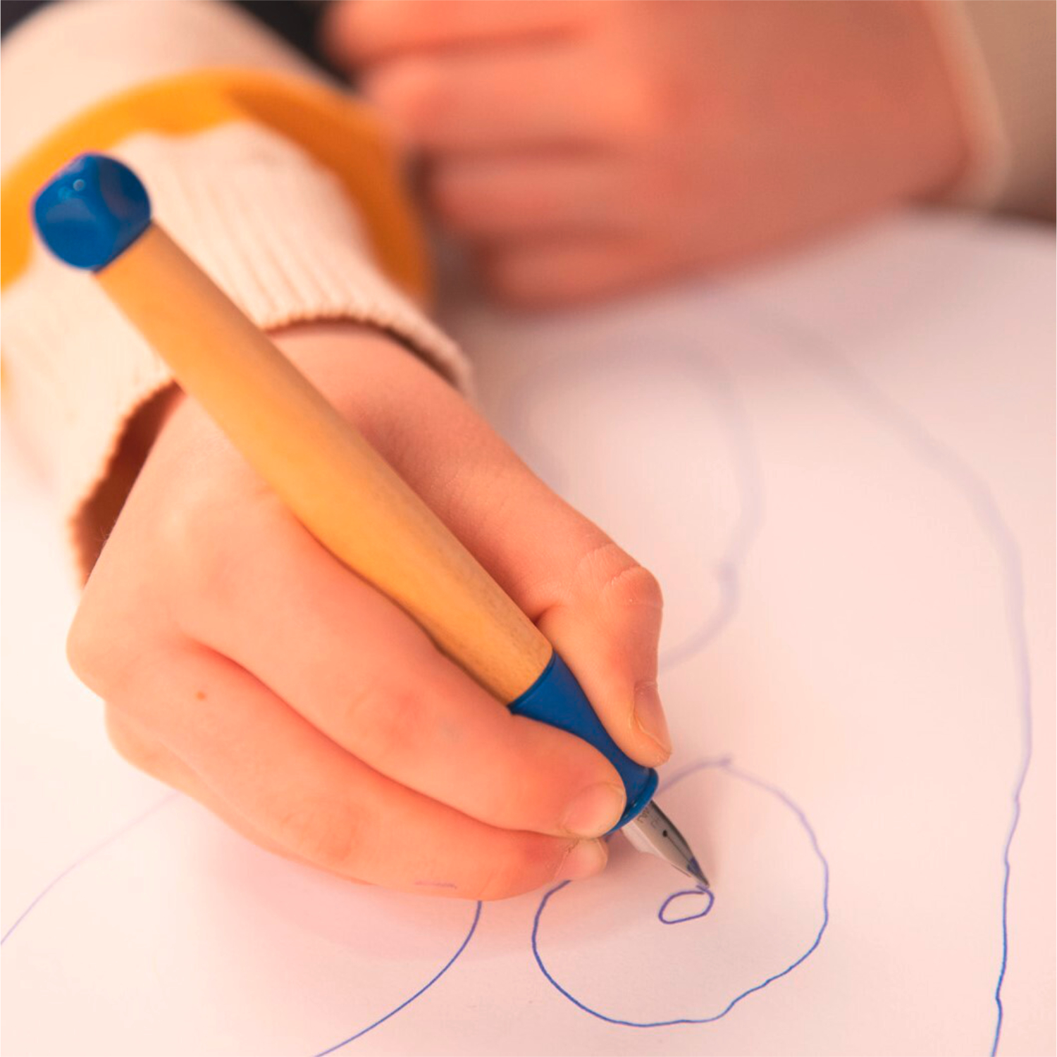 Füllhalter abc Rechtshänder, ideal für Kinder, zeichnet blaue Linien auf weißem Papier.