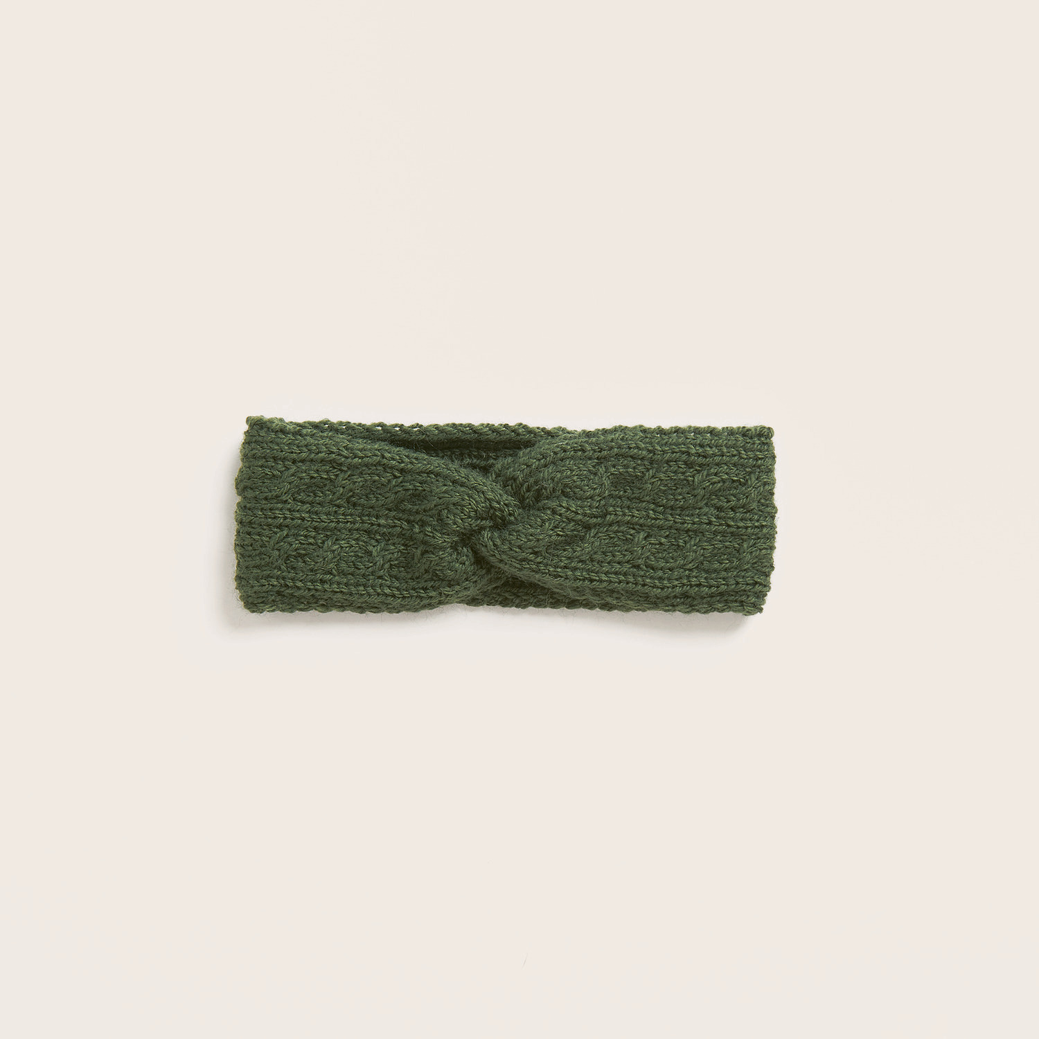 Strickset Stirnband Modell 25 aus Trachtenbuch I mog di in Oliv. Weiches, geflochtenes Design, ideal für kühle Tage. Essentials Merino Plus dk.