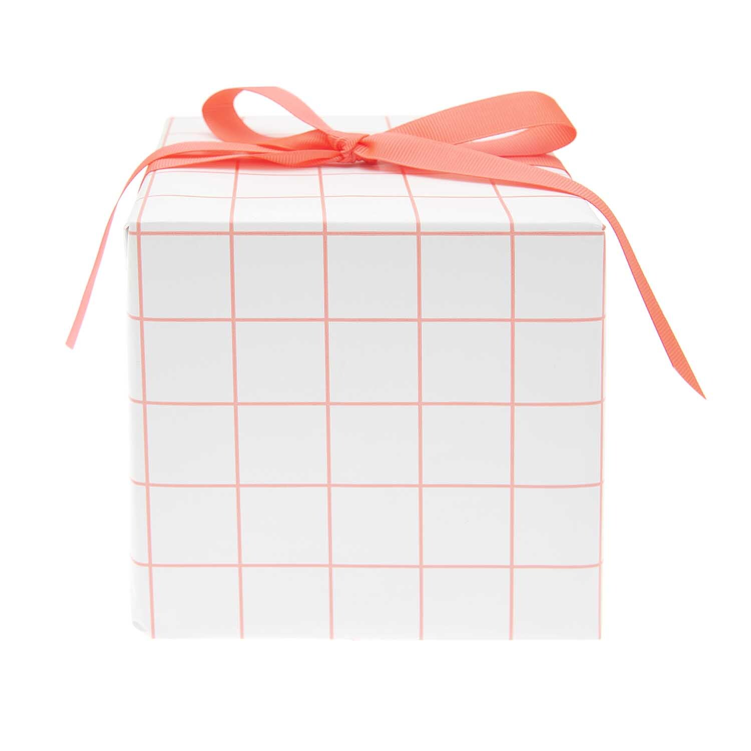 Paper Poetry Geschenkpapier mit neonrotem Rastermuster, verpackt als Geschenk mit Schleife. Marke: Rico Design.