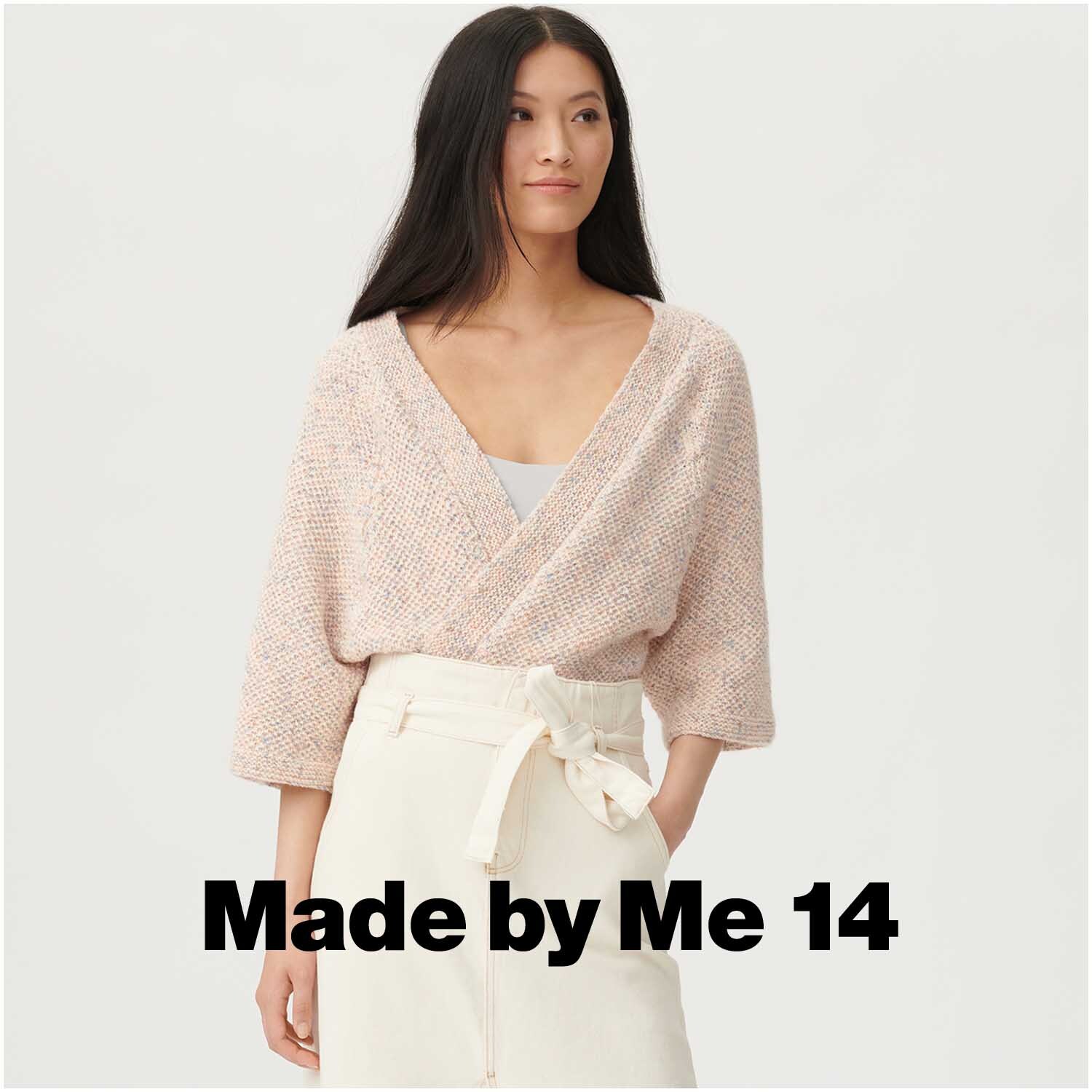 Creative Cotton Flecky Fleece dk: Frau in cremefarbenem Strickoberteil von Rico Design, Retro-Stil.