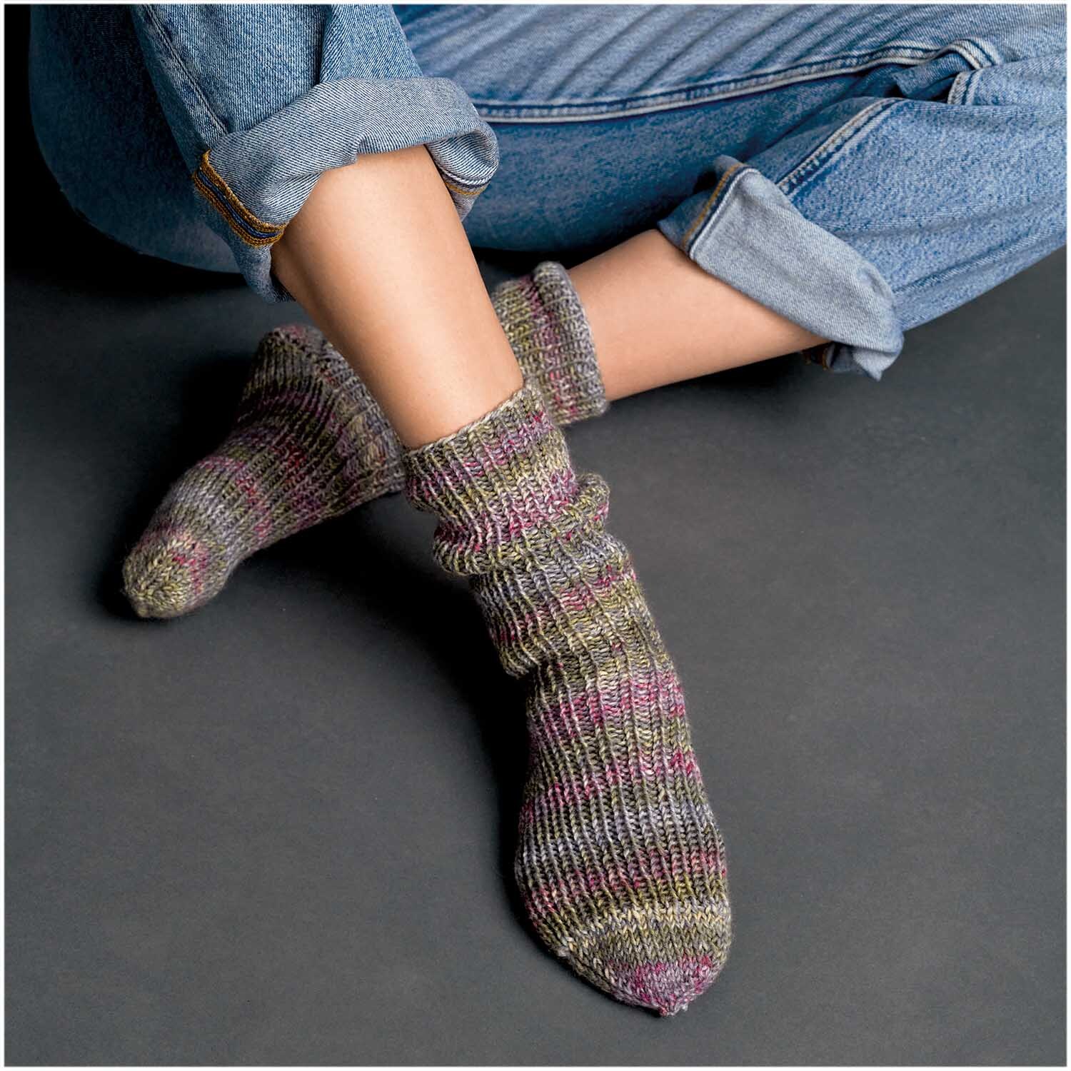 Superba Easy 8 8fädig Socken in herbstlichen Farben, getragen von einer Person in Jeans. Ideal für gemütliche Tage.