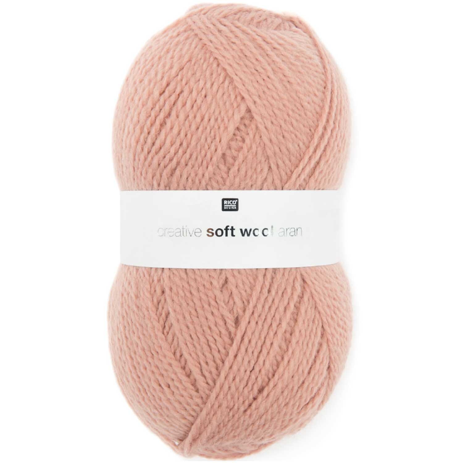 Creative Soft Wool aran von Rico Design, weiches Garnknäuel in zartem Rosa, ideal für Strickprojekte.