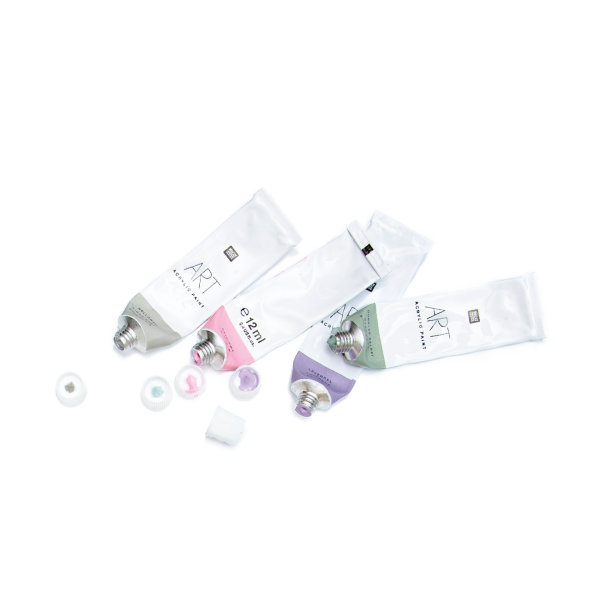 Vier benutzte Acrylfarben Tuben in verschiedenen Farben mit geöffnetem Deckel. Flatlay von Produkten.