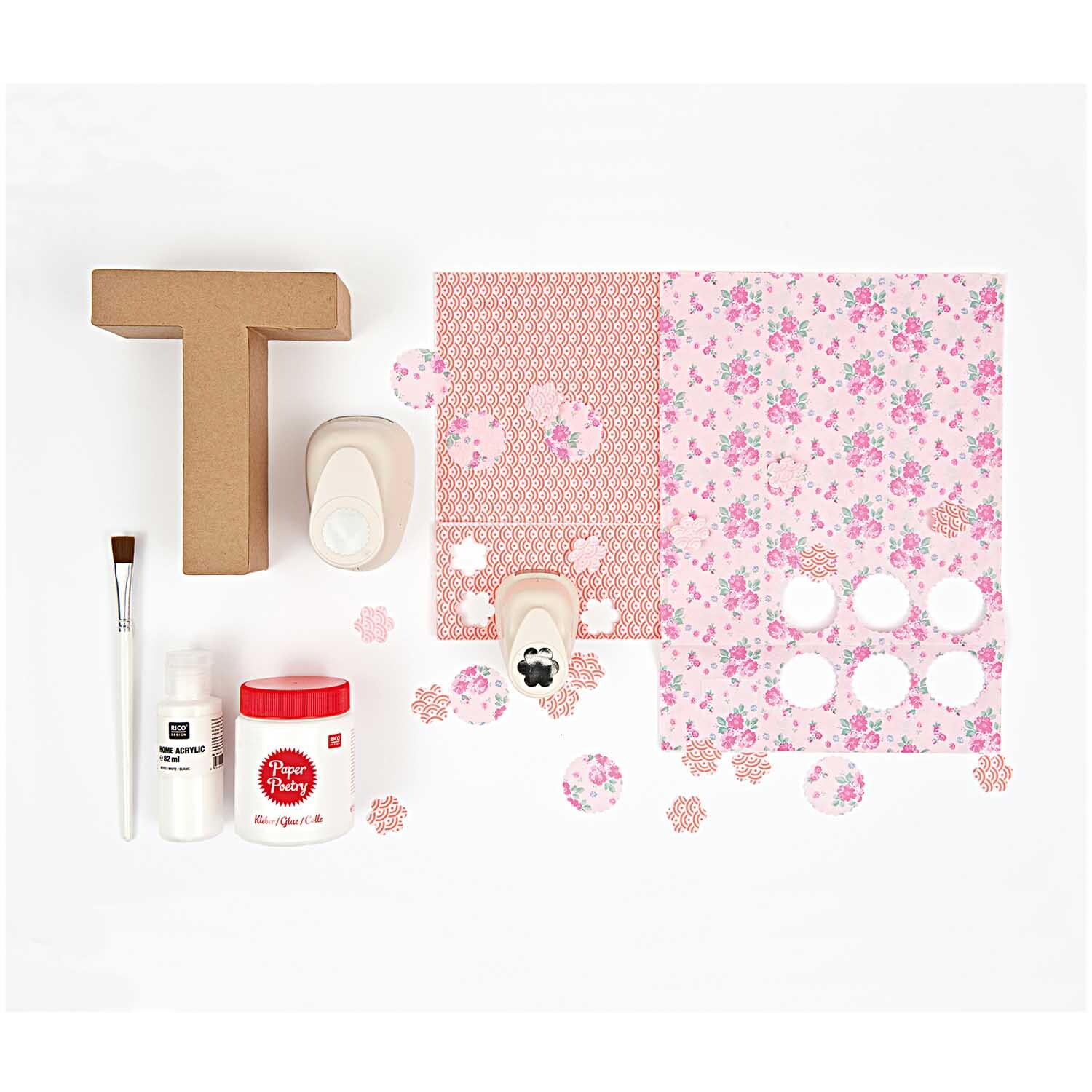 Paper Poetry Stanzer Kreis Wellenmuster 3,8cm von Rico Design, umgeben von rosa Papier mit Blumenmuster, Pinsel und Kleber.