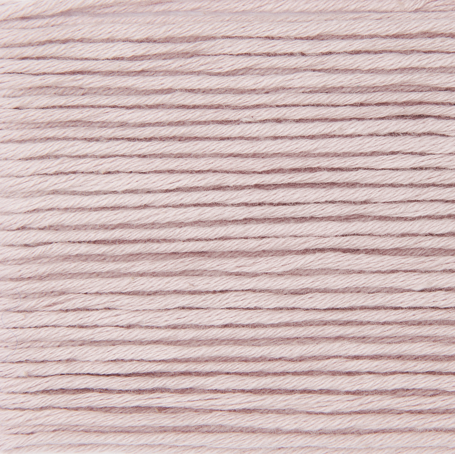 Essentials Organic Cotton aran von Rico Design in Mauve, 50g 90m. Nahaufnahme von weicher, gleichmäßig gewickelter Wolle.