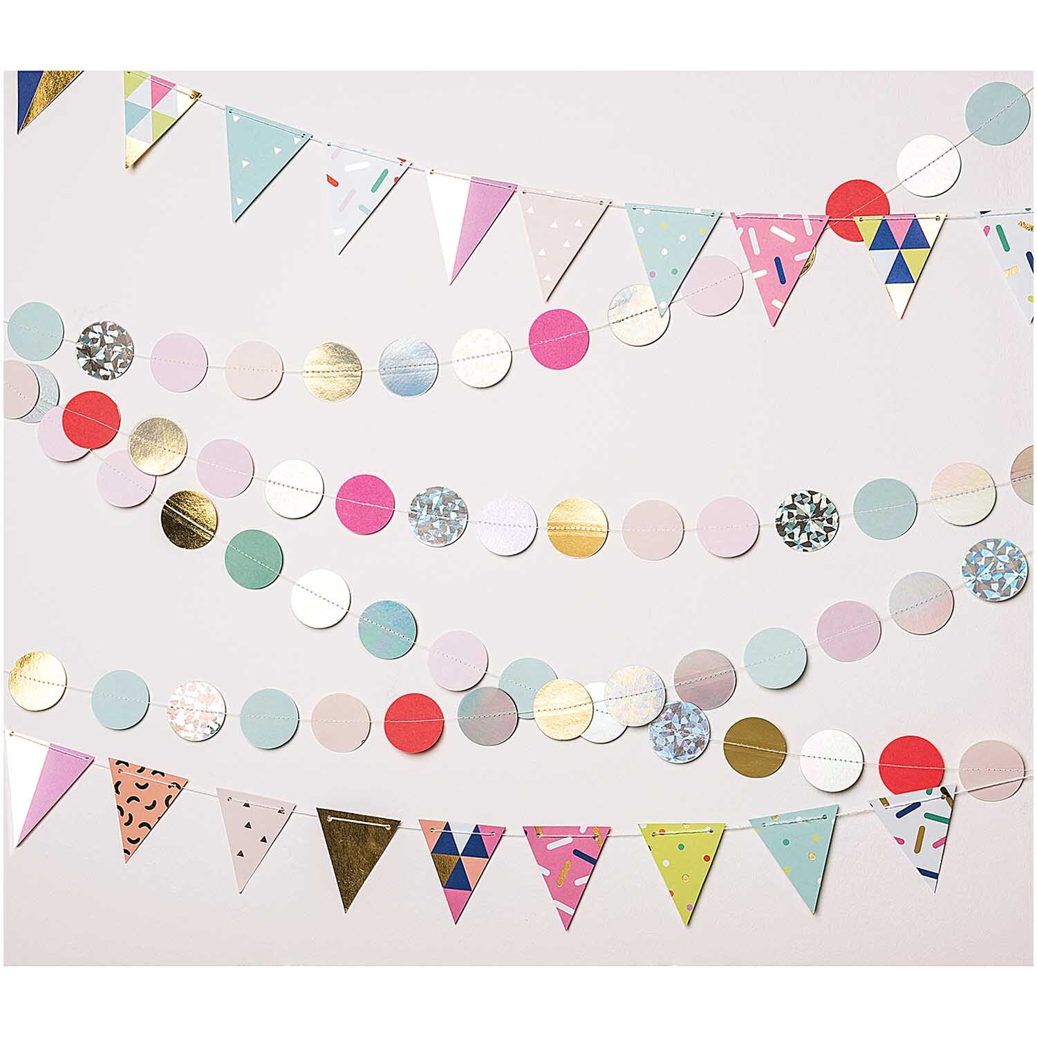 Genähte Girlande Kreise 2m von Rico Design: Bunte Kreise und Dreiecke als dekorative Party-Girlande.