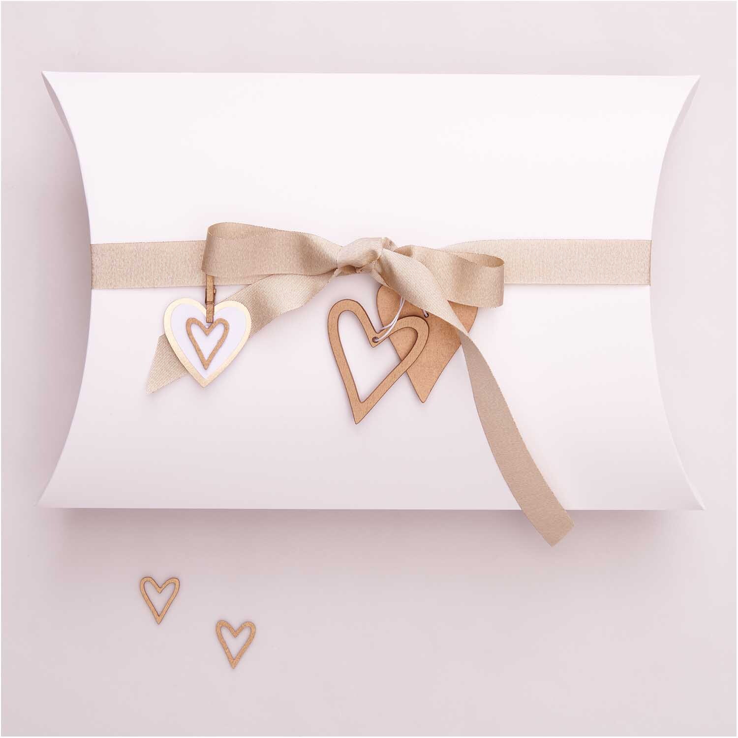 Holzhänger Herz offen gold: Elegante Herzanhänger in Gold von Rico Design auf weißer Geschenkbox.