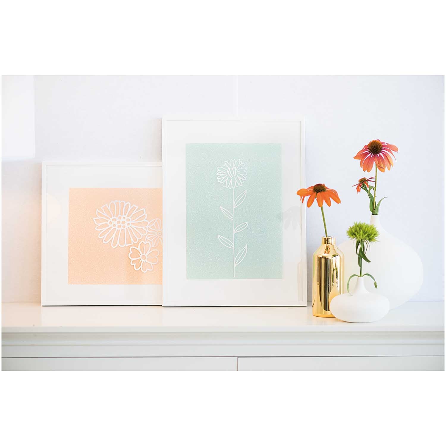 Vorlagenmappe Flowers and Plants: Zwei minimalistische Blumenbilder in Pastellfarben, dekoriert mit Vasen und Blumenarrangement.