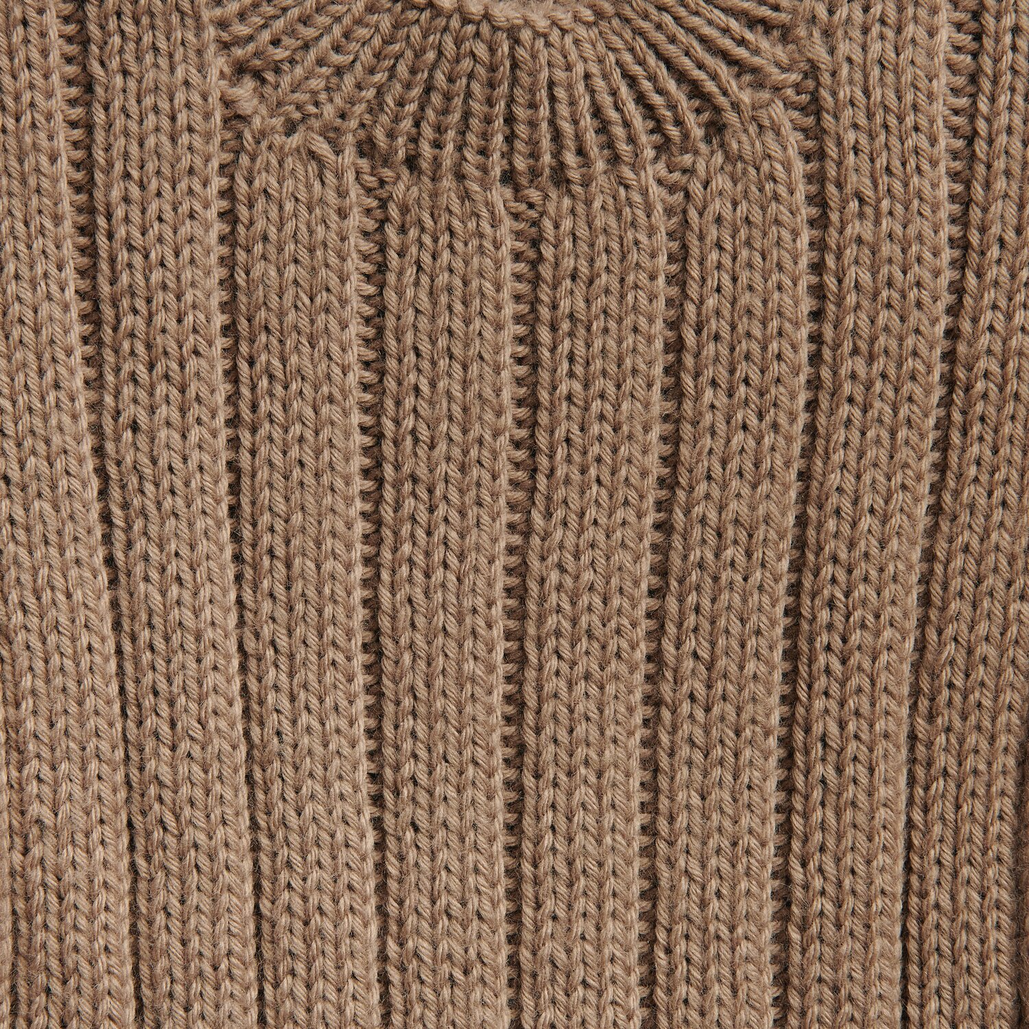 Rico Baby 042, gestrickter Stoff in Nougat, zeigt ein feines Rippenmuster. Ideal für luxuriöse Strickprojekte.