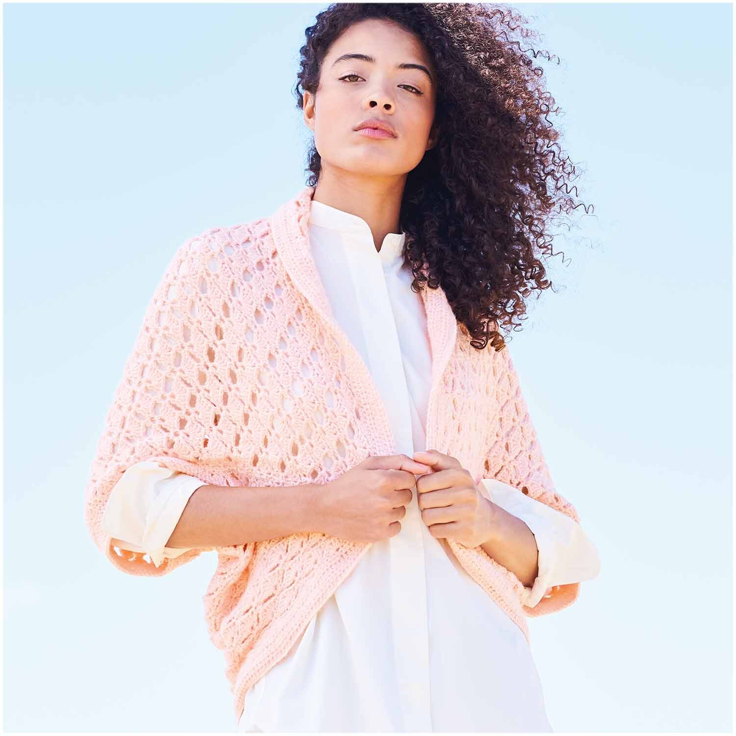 Creative Cotton Fleece dk: Frau trägt gestrickte rosa Jacke von Rico Design, ideal für leichte Outfits.