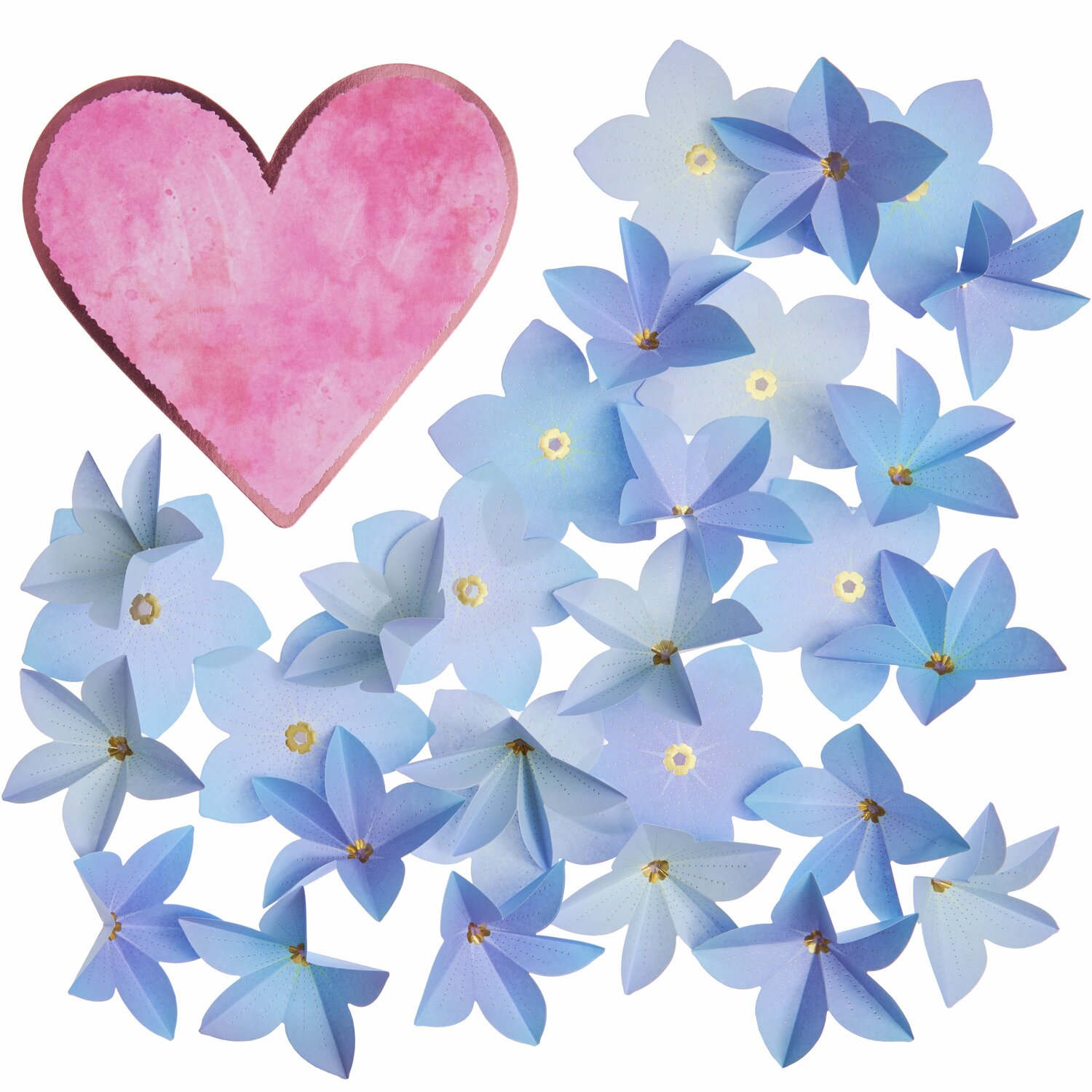Papierblüten Bastelset La Vie en Rose: Ein rosa Herz und blaue Papierblüten von Rico Design.