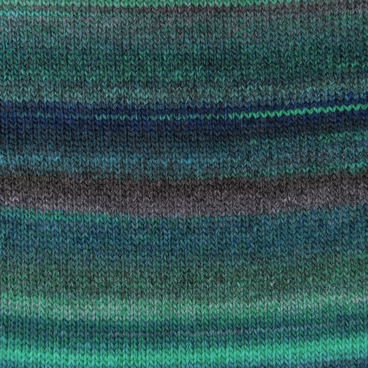 Ein gestricktes Stück aus einem blau-grünlichen Farbverlaufsgarn. Detailansicht eines Produktes.
