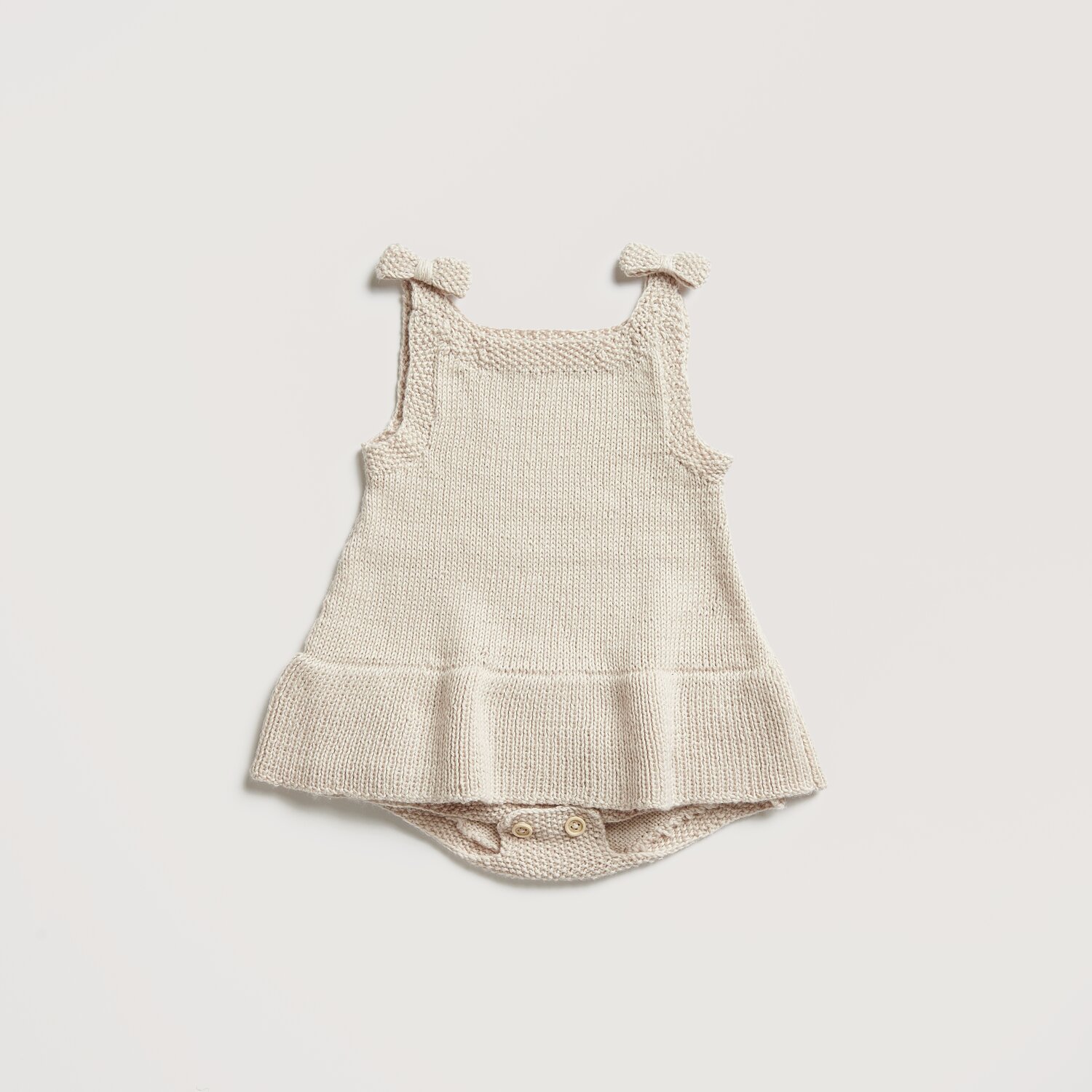Baby Cozy Organic Cotton Cashmere: Strampler aus weichem Material mit Rüschen, ideal für Babys.