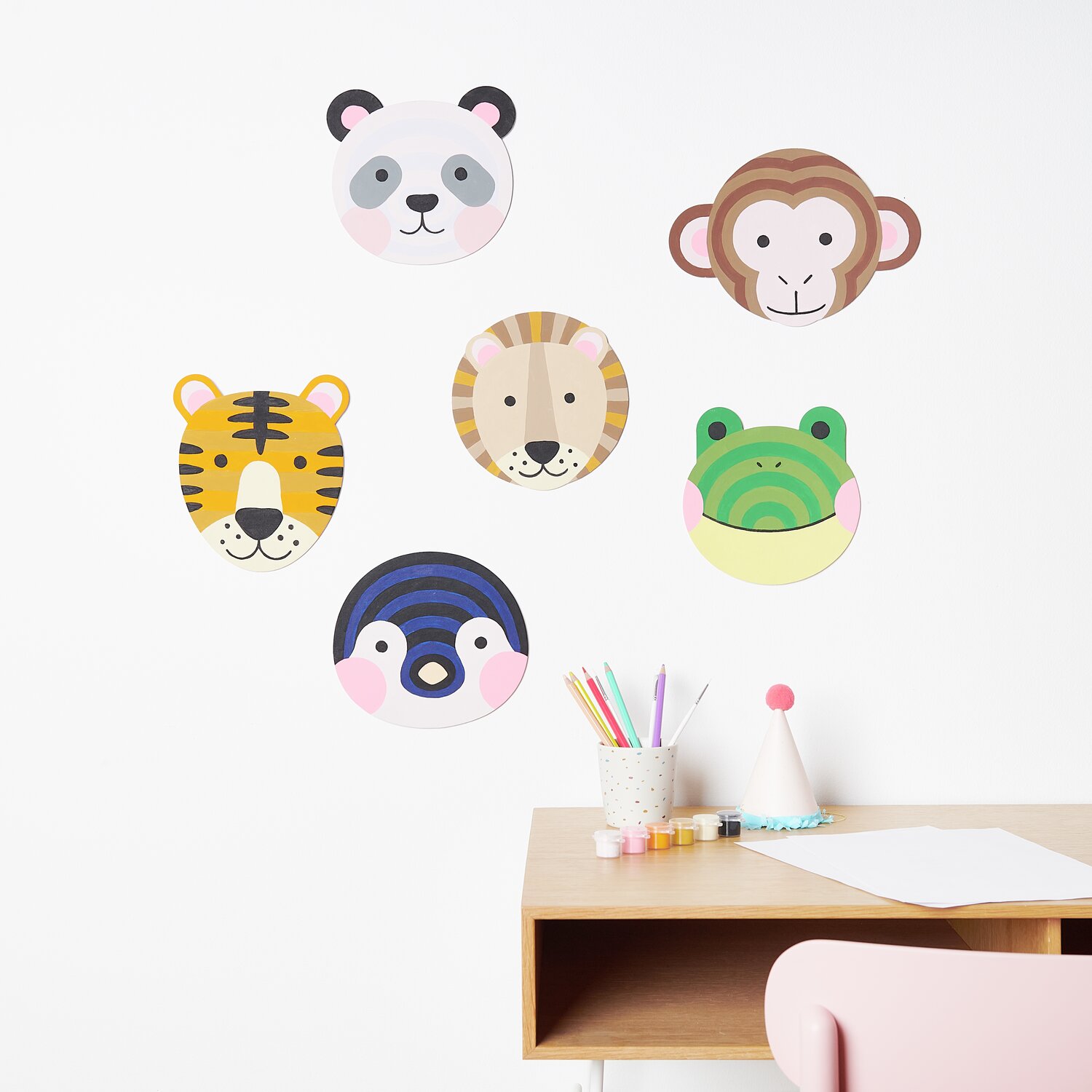 Malen nach Zahlen Kinder Set Tiere: Sechs bunte Tiergesichter von Rico Design an einer Wand.
