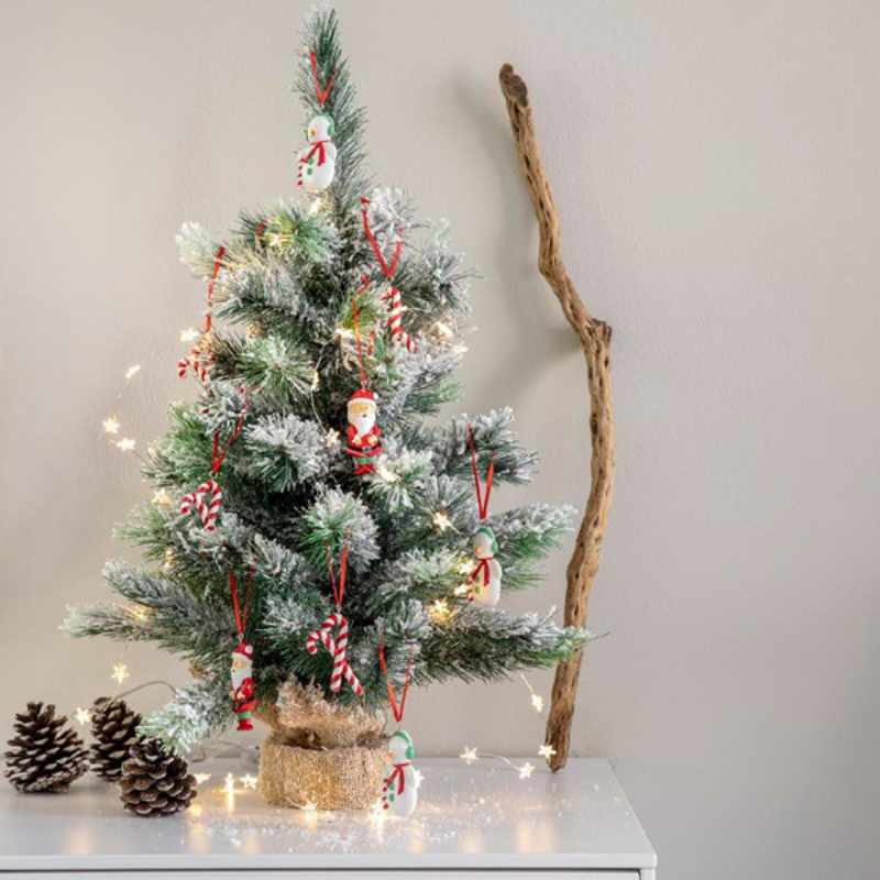 LED-Lichterkette Stern mit Timer beleuchtet einen festlich geschmückten Weihnachtsbaum. Marke: Kaemingk.