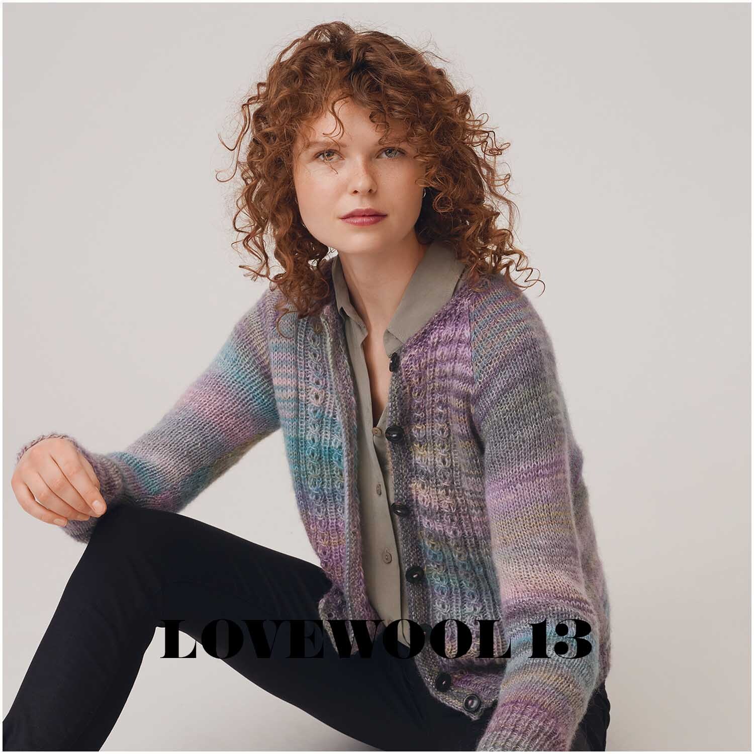 Creative Melange Garzato aran Wonderball: Frau trägt gestrickte Jacke in Flieder-Türkis von Rico Design.