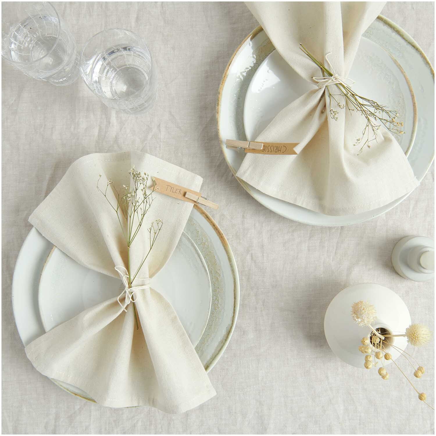 Stoffserviette 2 Stück natur auf elegant gedecktem Tisch mit Geschirr und Trockenblumen. Ideal für stilvolle Anlässe.