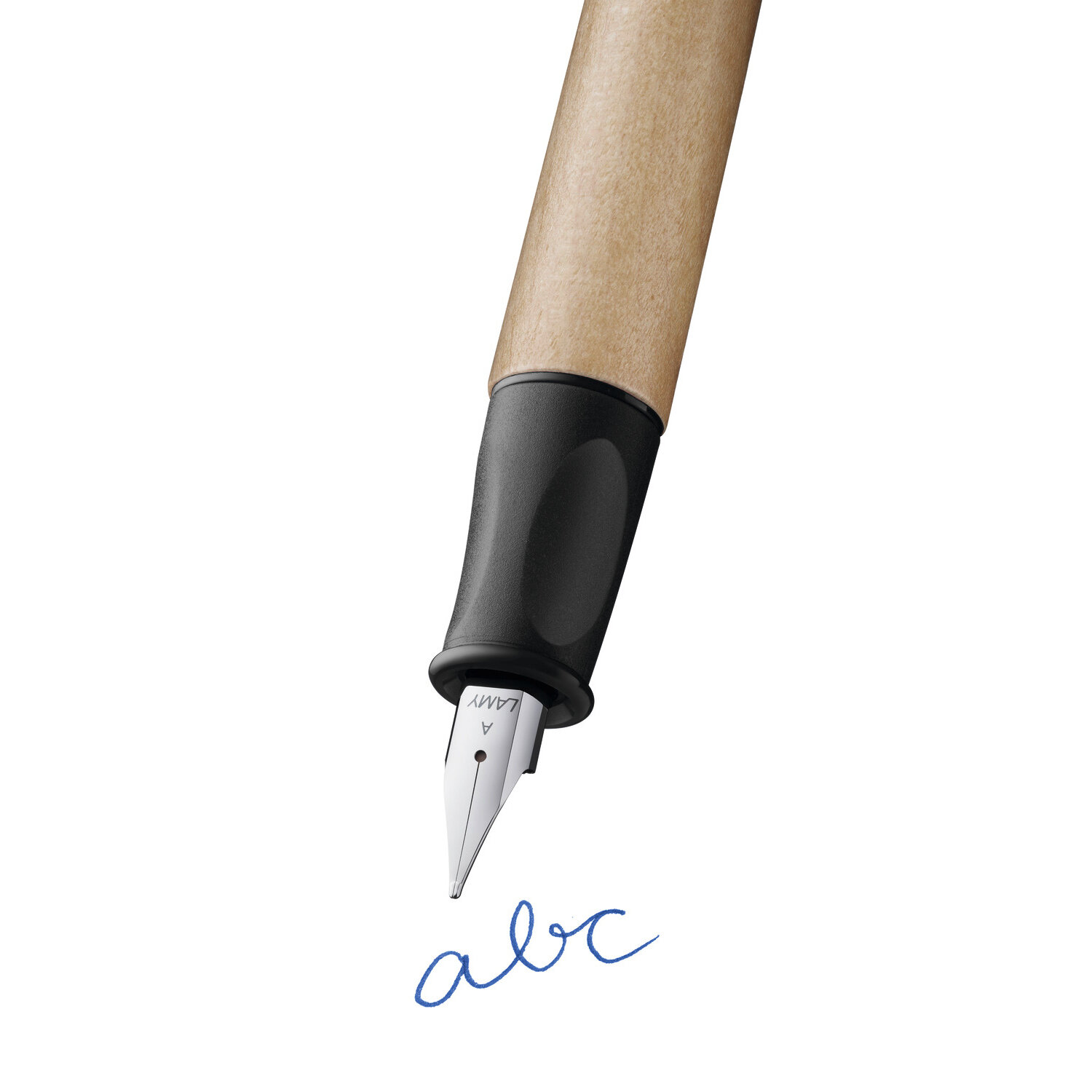 Füllhalter abc Rechtshänder, Holzgriff mit ergonomischem schwarzen Griffstück und Feder A von Lamy, schreibt blau „abc“ auf weißem Hintergrund