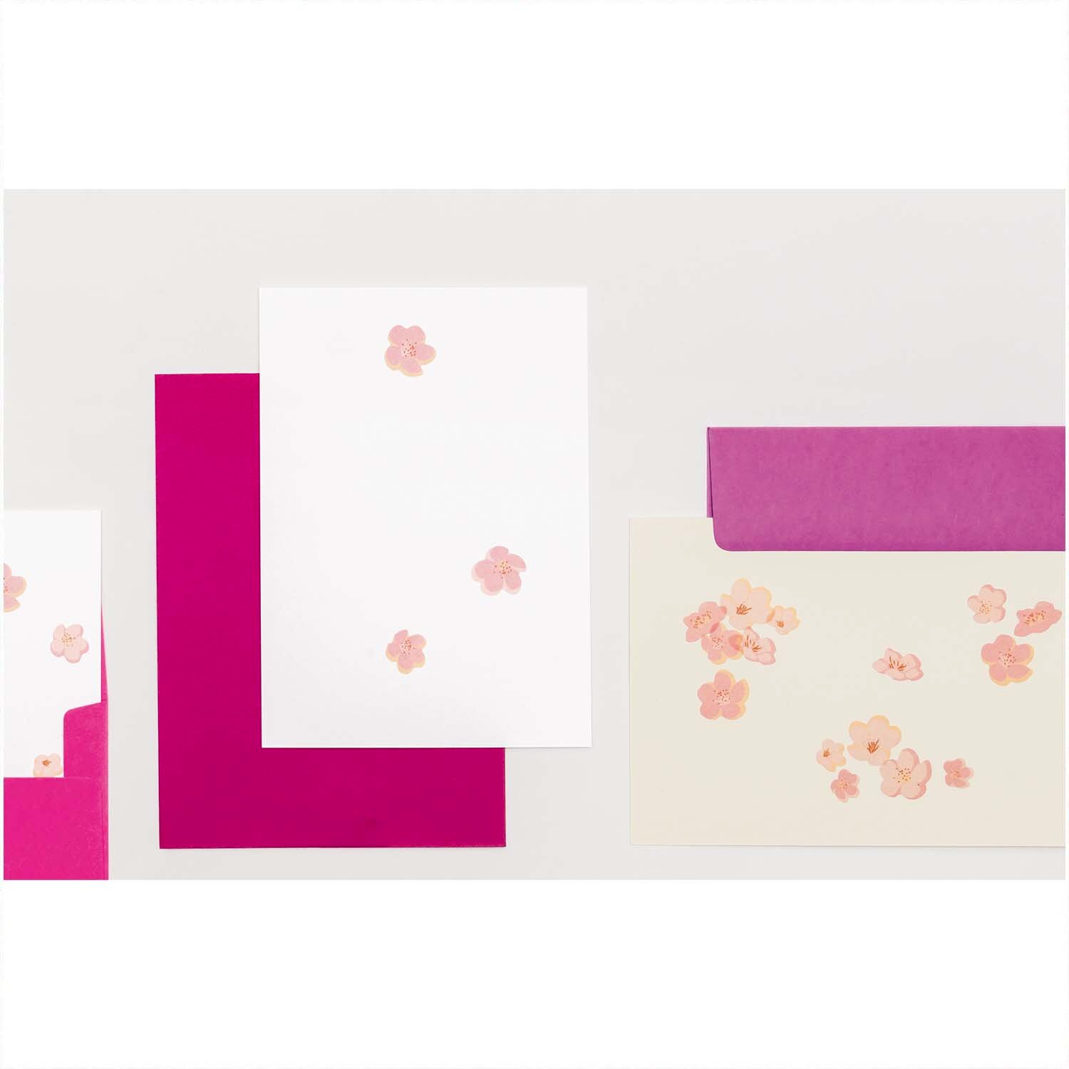 Flower Washi Tape Kirschblüte 200 Sticker von Rico Design. Rosa Kirschblüten auf Briefpapier und Umschlägen. Ideal für kreative Projekte.