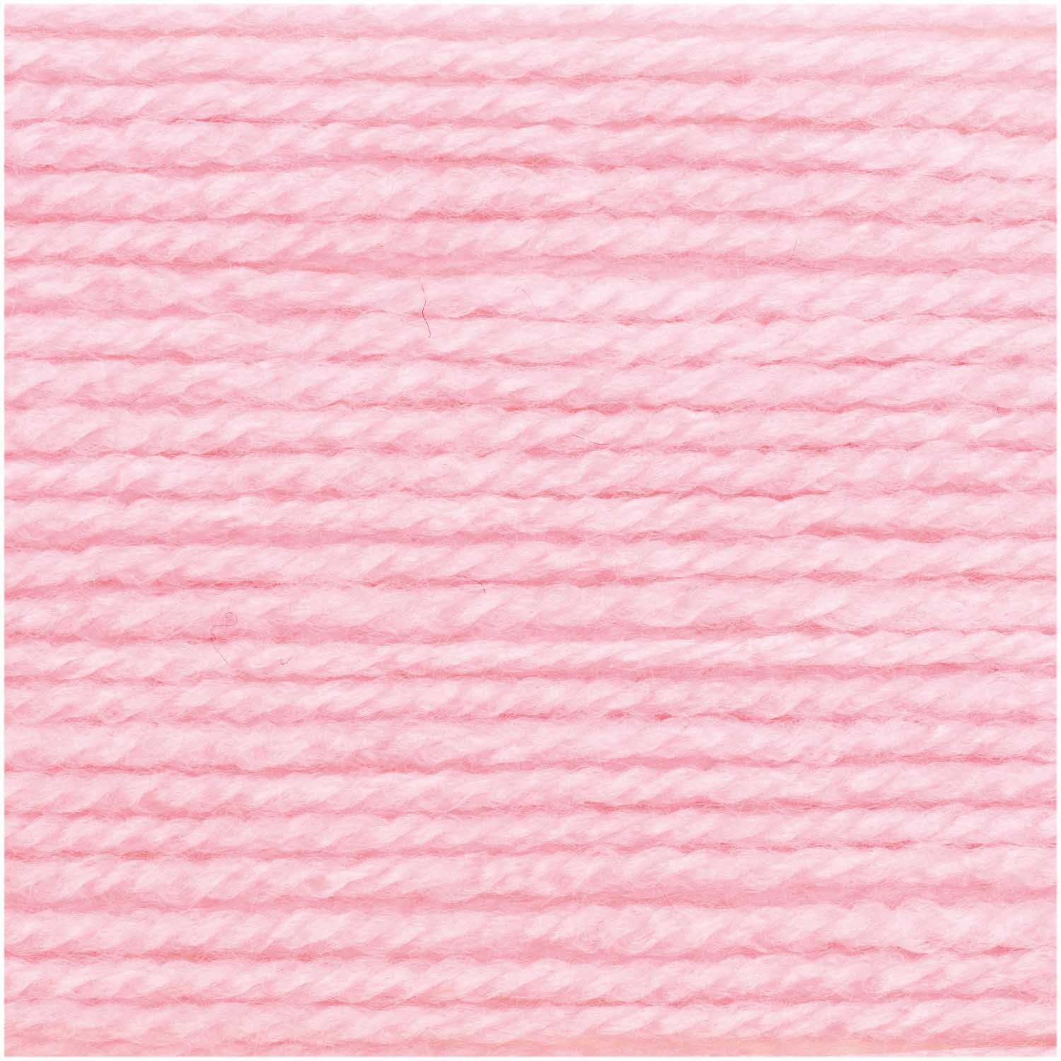 Basic Soft Acryl dk: Nahaufnahme von rosa Acrylgarn, 50g 155m, von Rico Design, ideal für Strickprojekte.