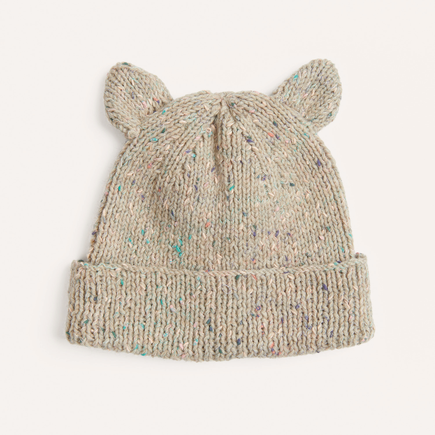 Strickset Mütze Modell 11 aus Rico Baby 040: Beigefarbene Babymütze mit niedlichen Ohren, ideal für kalte Tage.
