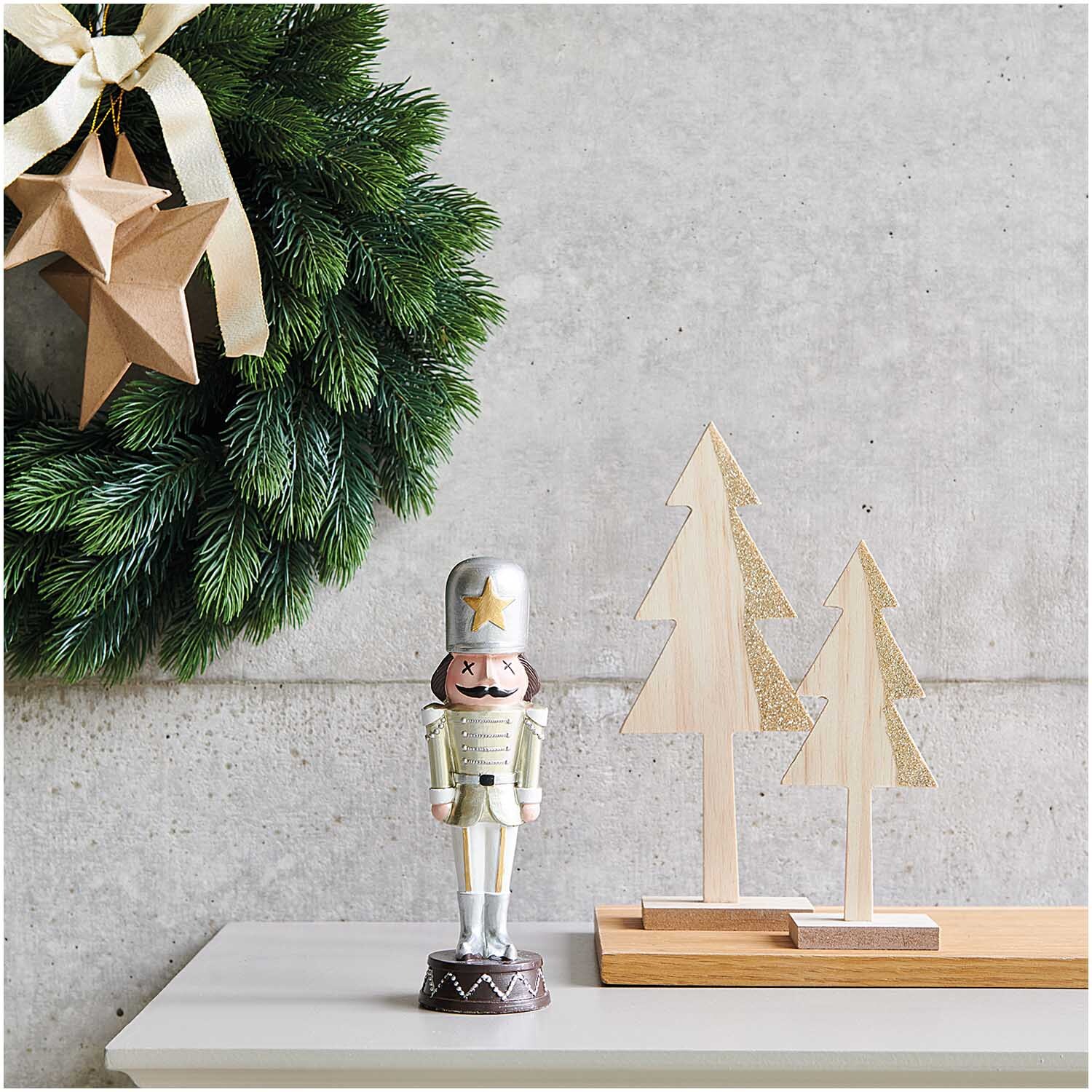 Polyresin Figur Nussknacker 17cm Farbe Gold von Rico Design