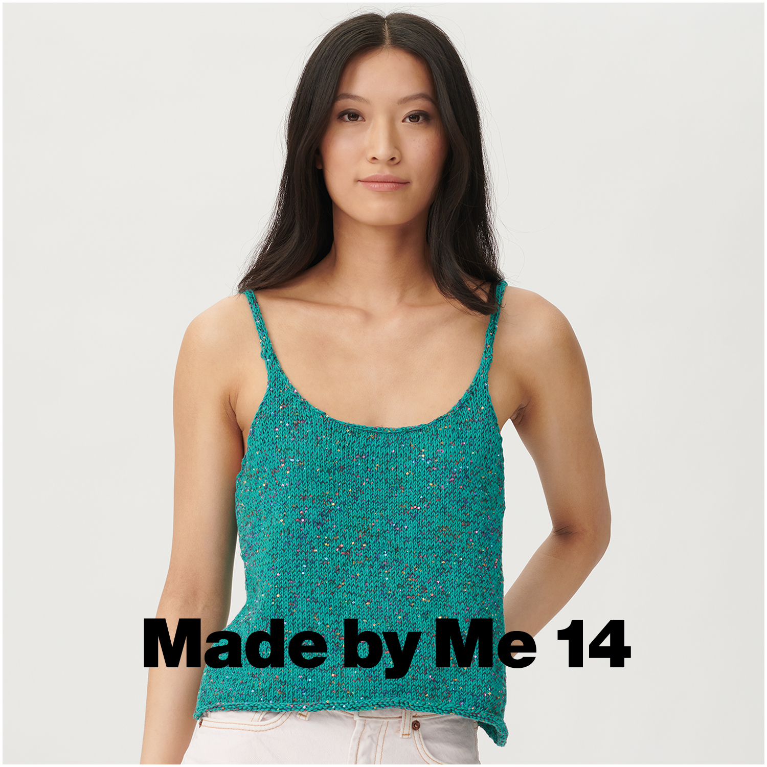 Creative Crazy Paillettes: Frau trägt ein gestricktes Top in Anthrazit, hergestellt aus Rico Design Garn.