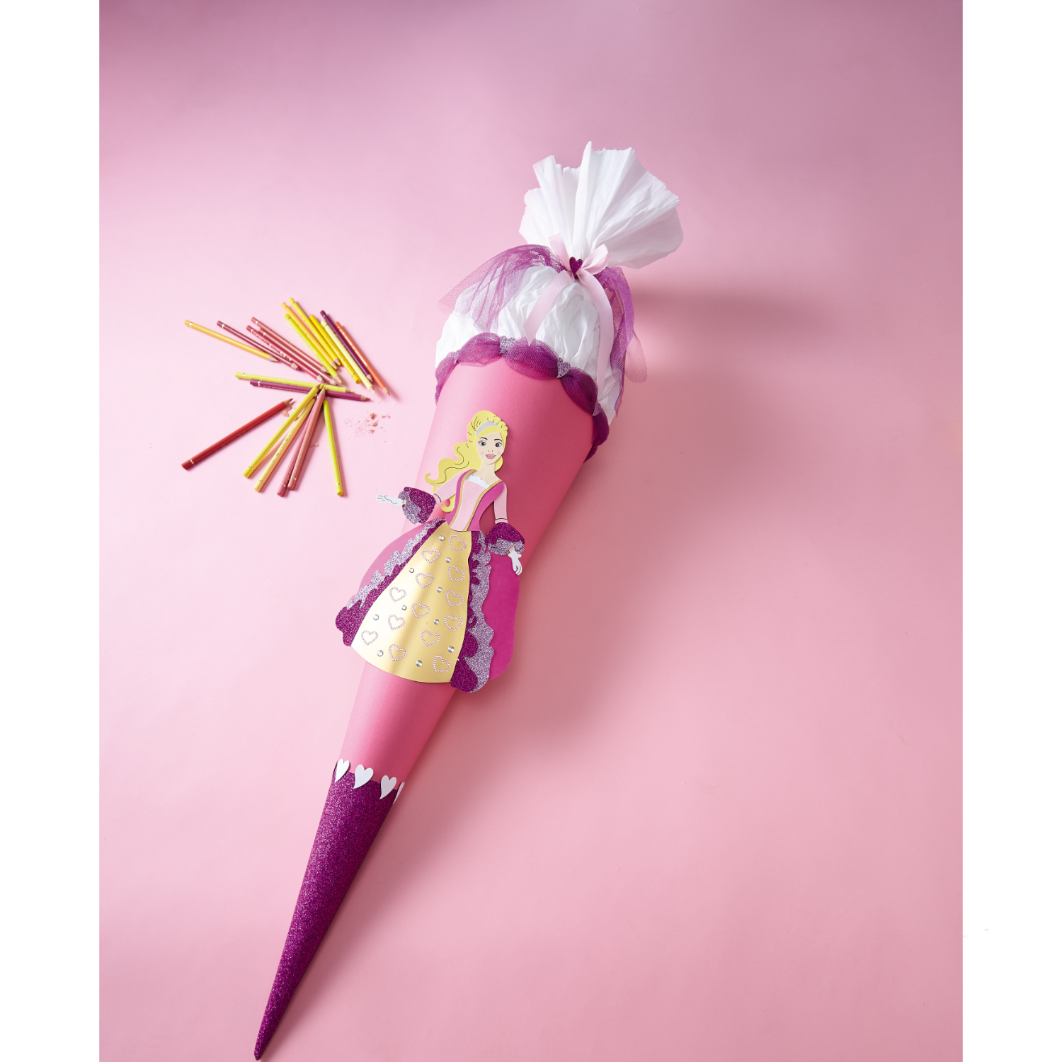 Fantastische Schultüten: Rosa Schultüte mit Prinzessin-Motiv und Buntstiften auf rosa Hintergrund. Marke: TOPP.