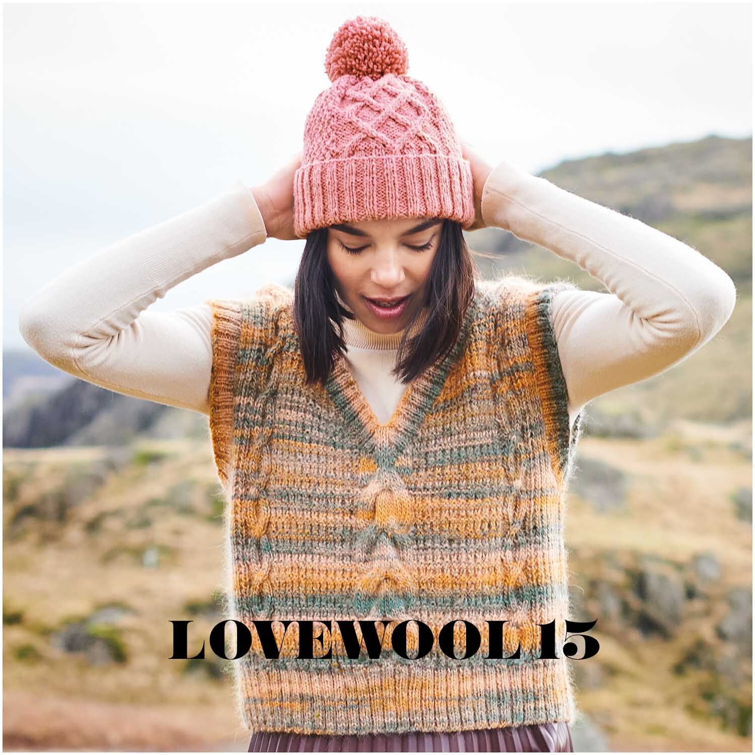 Creative Alpaca Melange aran: Frau in gestricktem Oberteil und Mütze in Naturkulisse. Perfekt für den Sommer.