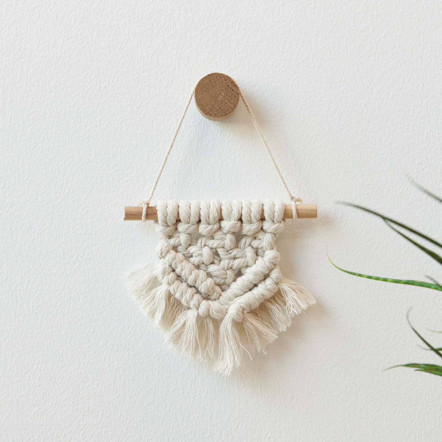 Makramee Set Wandbehang, cremefarben, an Holzstab hängend, von Rico Design, dekorativ an Wand.