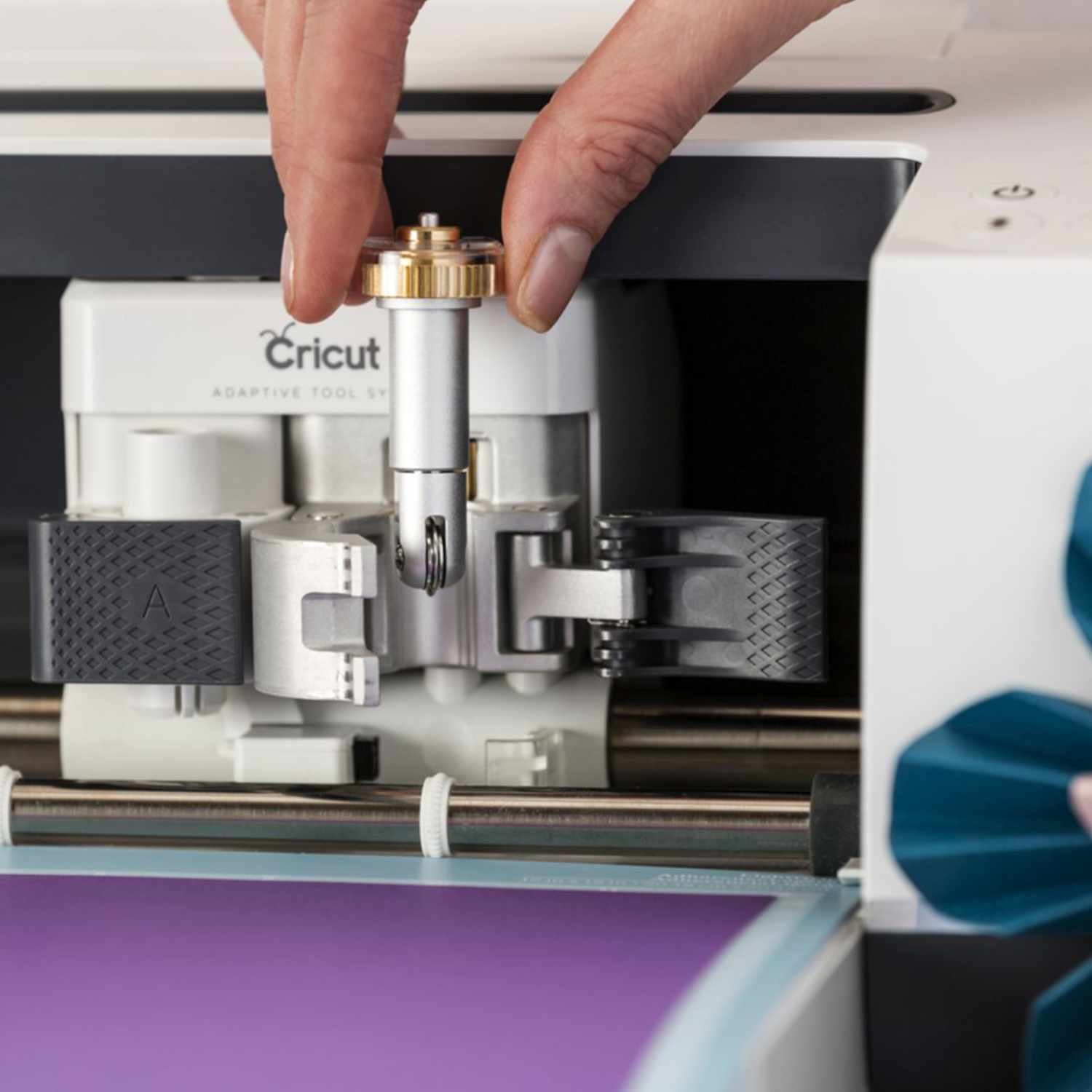 Maker Scoring Wheel 01 Falzwerkzeug in Cricut-Maschine eingesetzt, Hand justiert das Werkzeug.