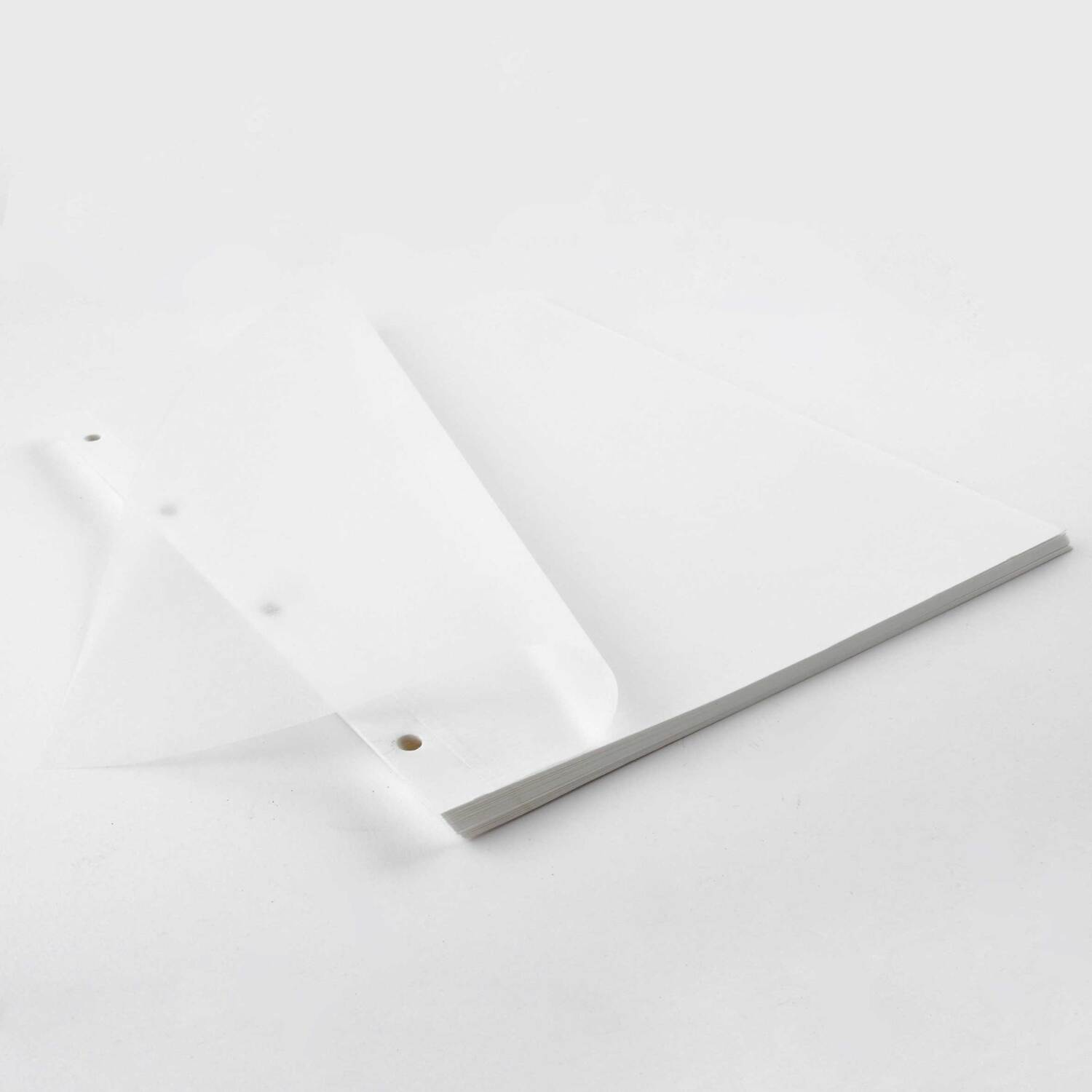 Fotokarton mit Pergamin weiß A4 20 Blatt von goldbuch. Stapel weißer Blätter auf hellem Hintergrund. Ideal für kreative Projekte.