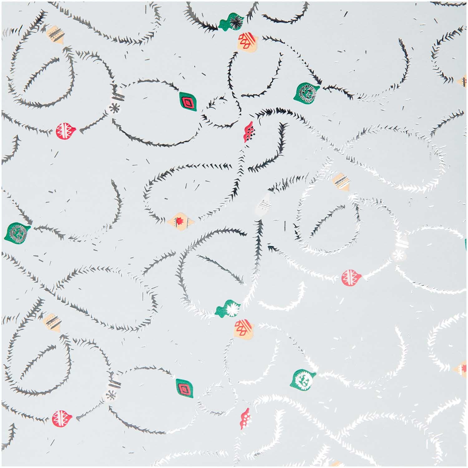 Paper Poetry Geschenkpapier mit nostalgischem Weihnachtsbaumschmuck auf blauem Hintergrund, verziert mit Hot Foil-Details.