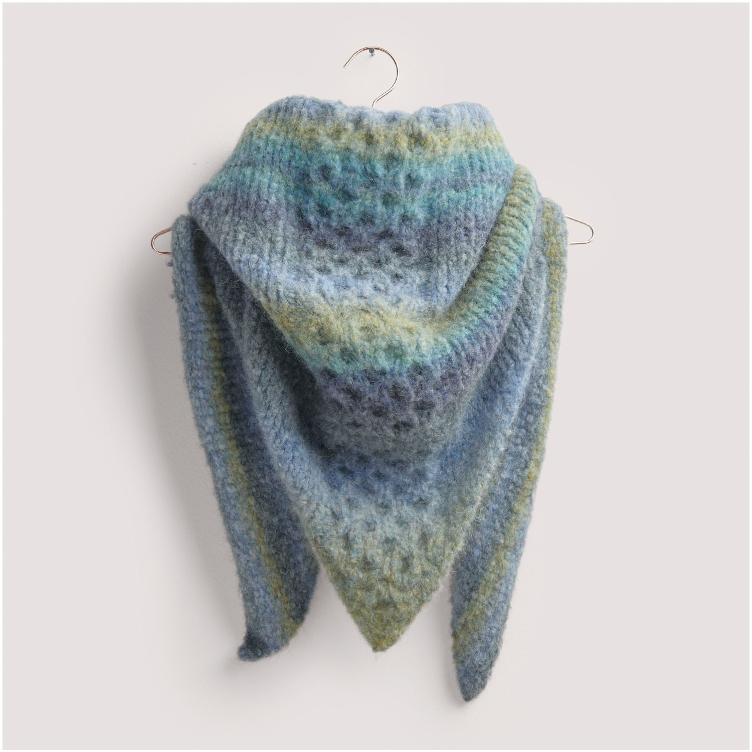 Dreieckstuch in sanften Blau- und Grüntönen, gestrickt aus hochwertiger Wolle. Modell 11 aus "Die Neue Masche Nr. 8". Perfekt für stilvolle, warme Akzente.