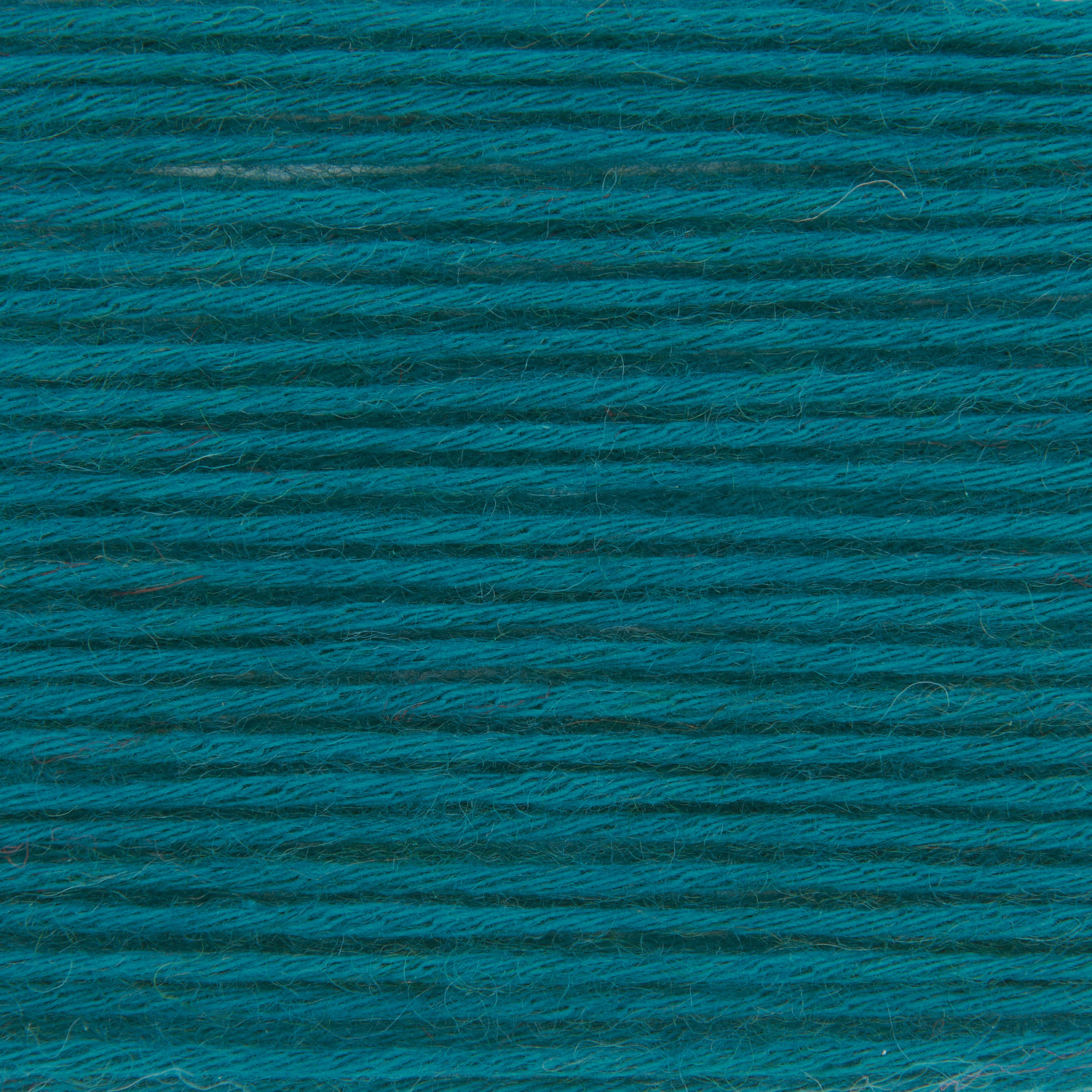 Creative Cotton Fleece dk von Rico Design in Petrol, 100g, 250m. Nahaufnahme von weichem, gestricktem Garn.