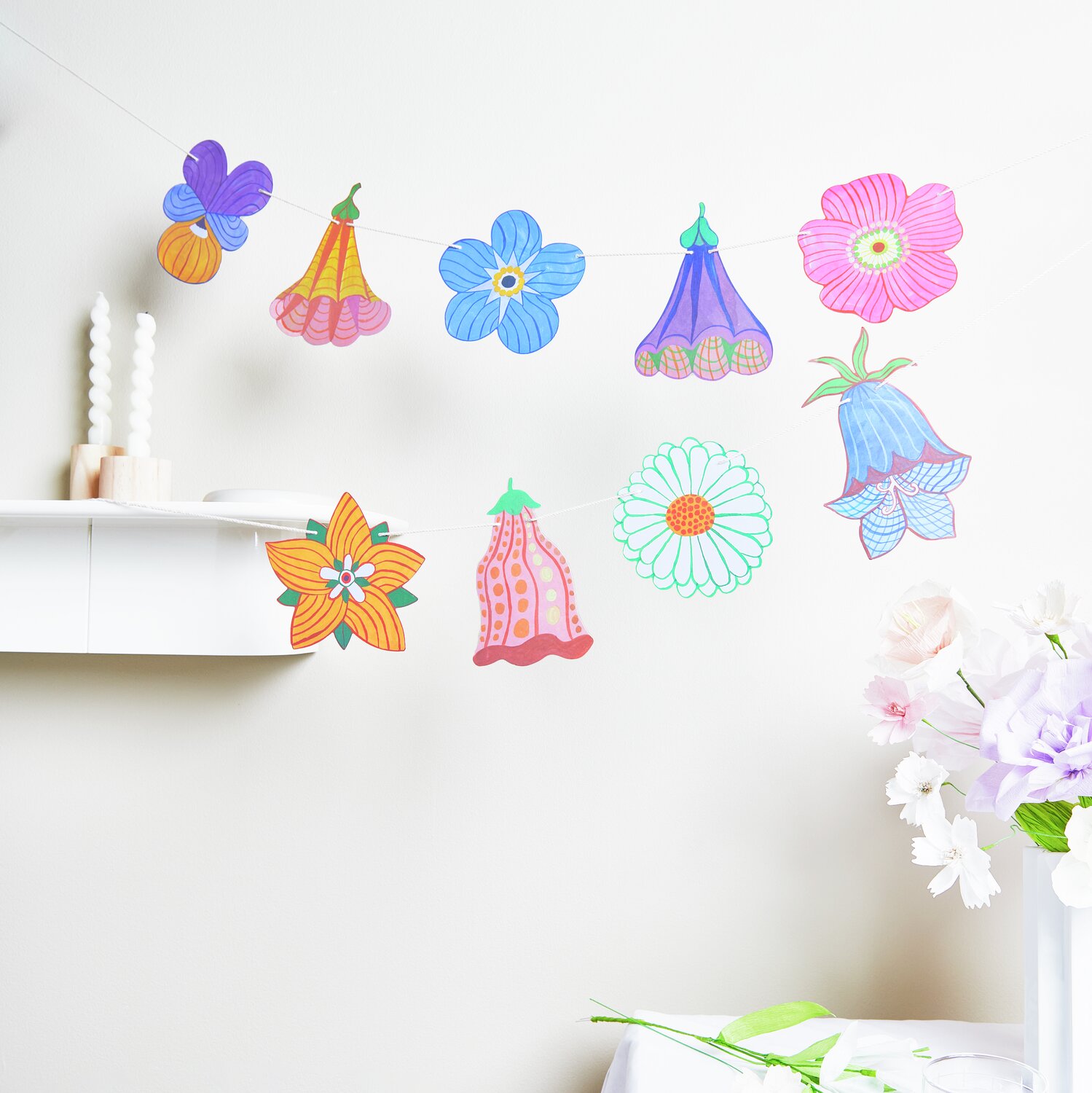 Girlande Midsommar Magic Blumen: Bunte Blumengirlande von Rico Design, 3m lang, dekoriert einen Raum mit fröhlichen Farben und floralen Mustern.