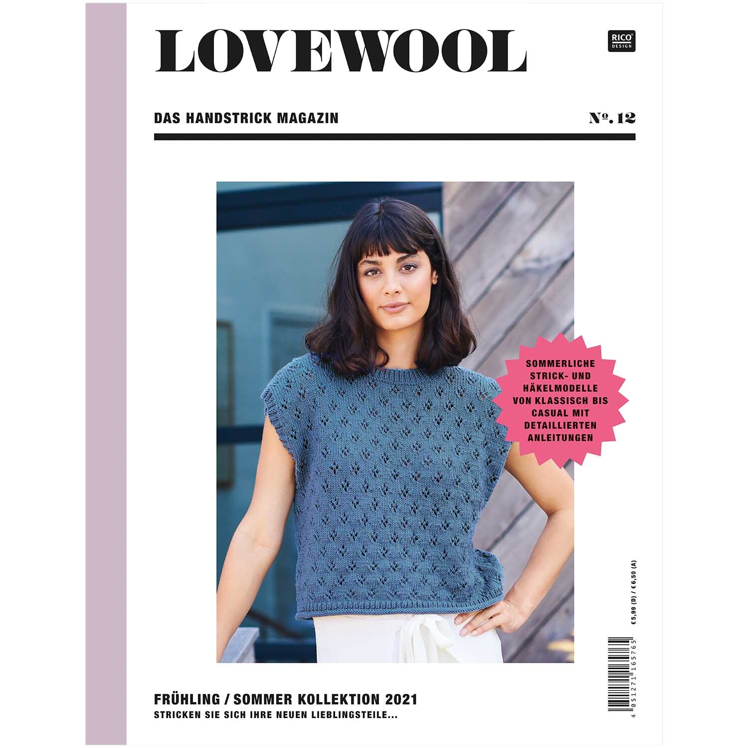 Lovewool Nr.12 Handstrickmagazin zeigt eine Frau in einem blauen Strickoberteil vor Holzwand.