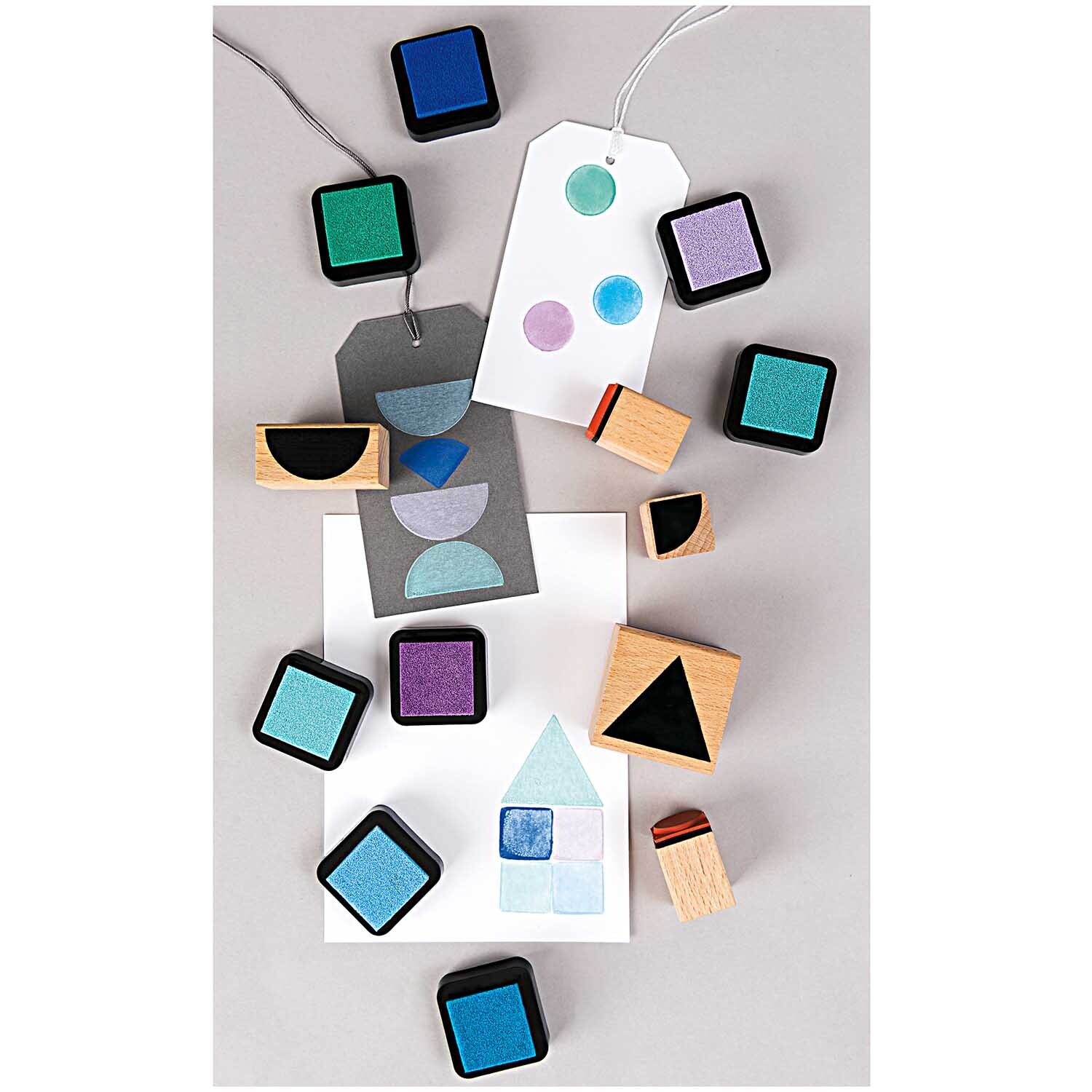 Paper Poetry Stempelset geometrische Symbole rund von Rico Design, 6-teilig. Enthält bunte Stempelkissen und geometrische Holzstempel auf grauem Hintergrund.