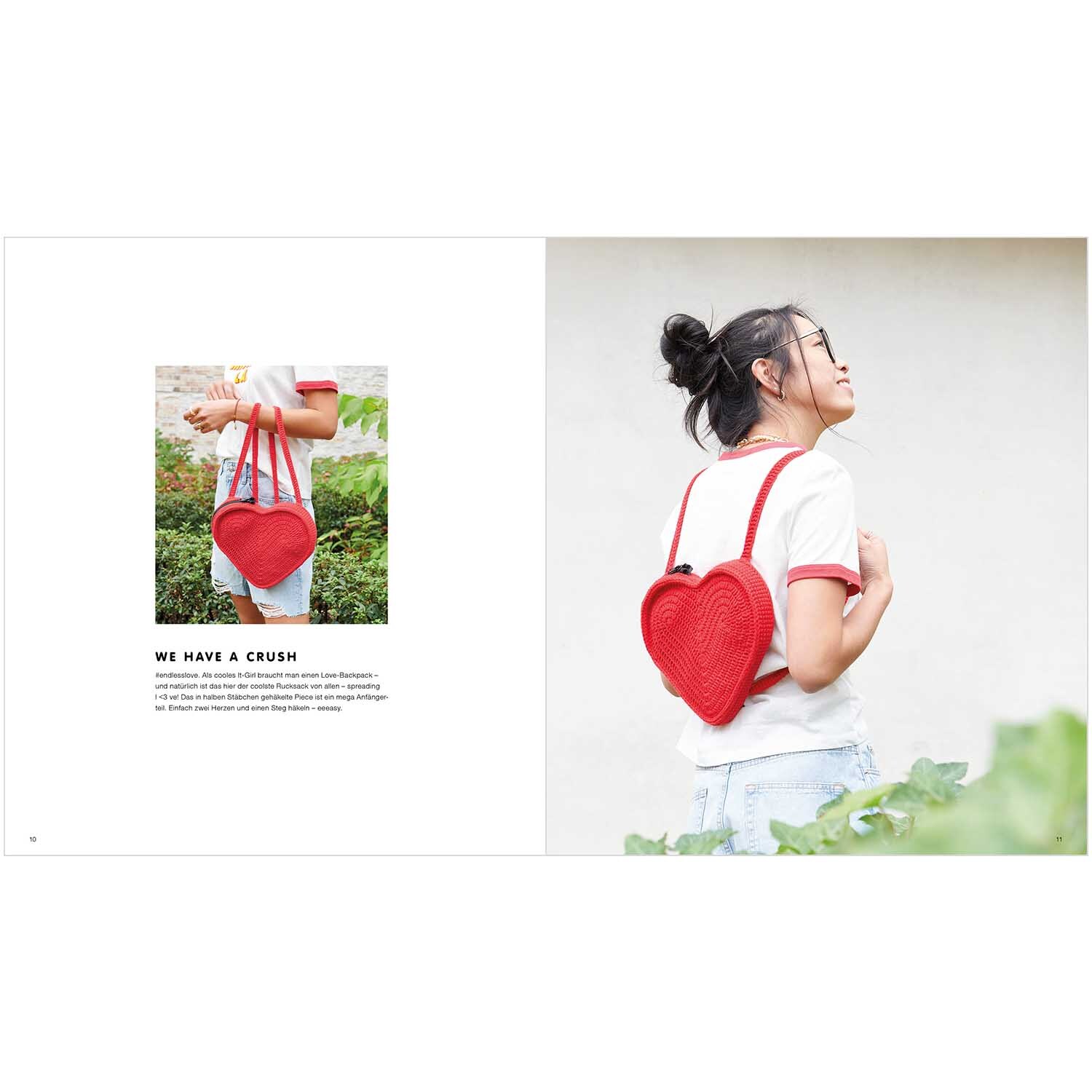 Cotton Aran - Eine Frau trägt einen roten Herz-Rucksack von Rico Design, passend zu ihrem weißen T-Shirt.